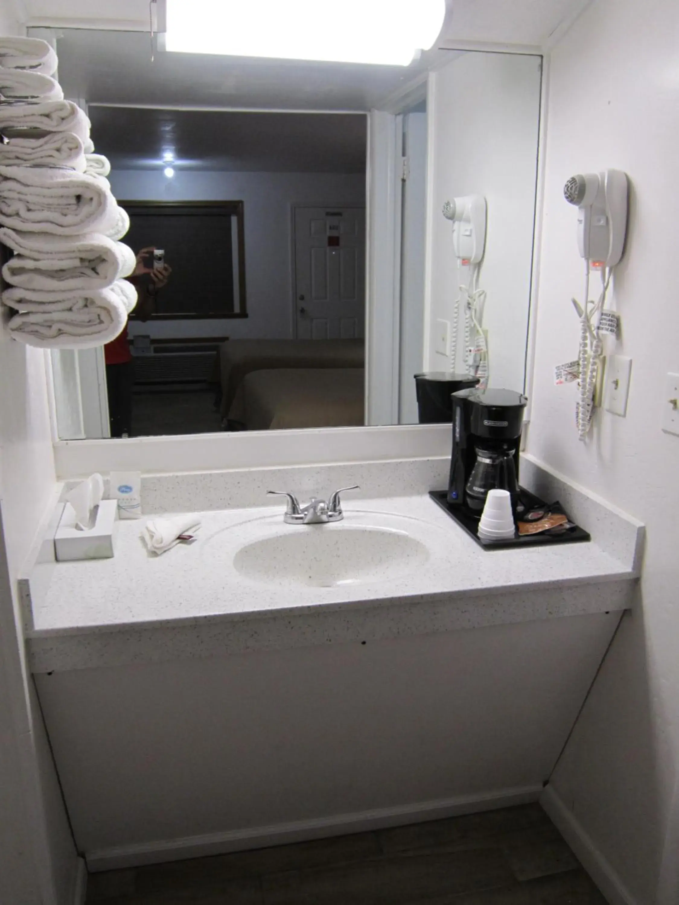 King Room - single occupancy - Smoking in Cassville Budget Inn King Room - single occupancy - Smoking in Cassville Budget Inn