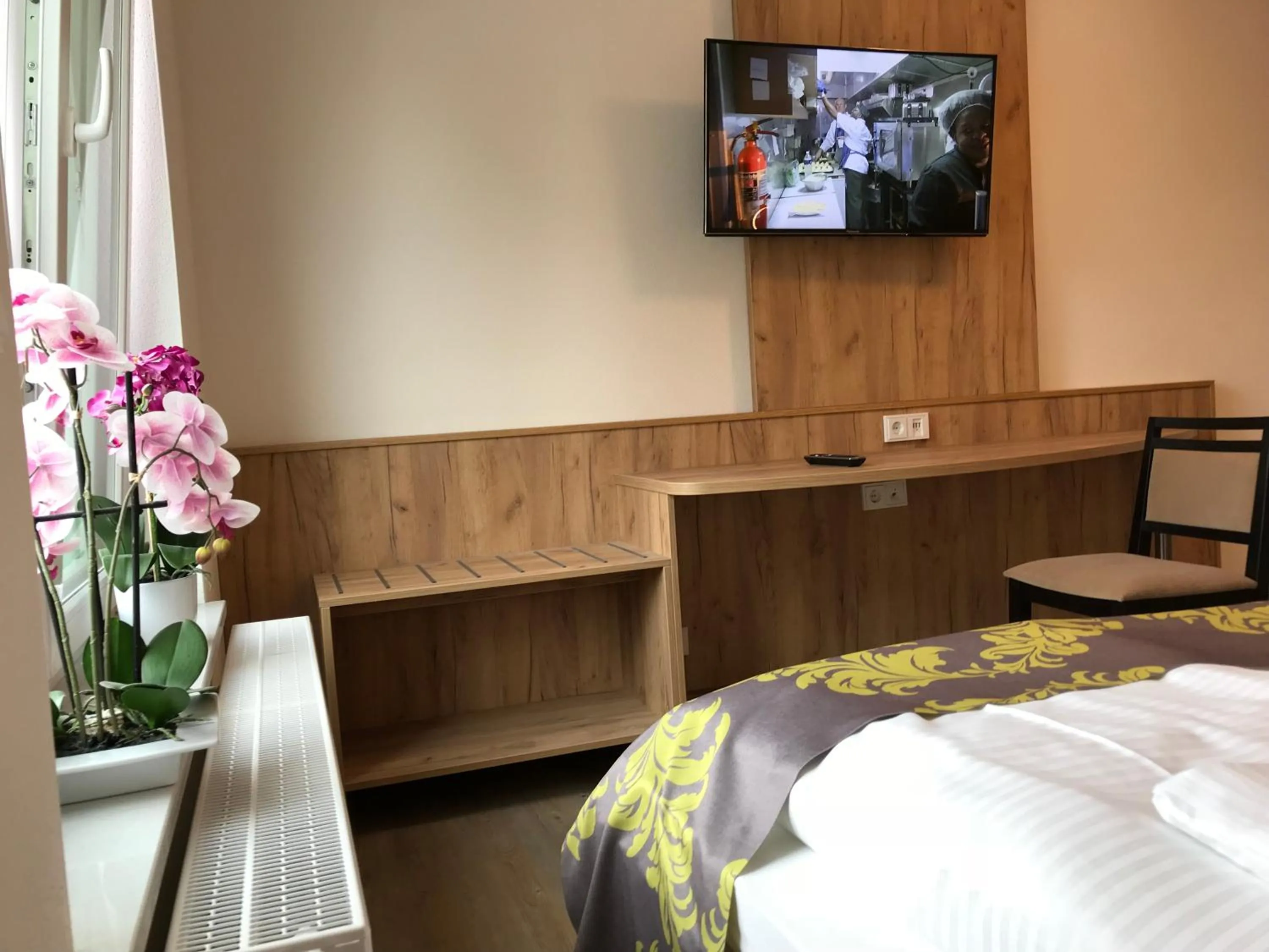 TV and multimedia, Bed in HHotel Augsburg