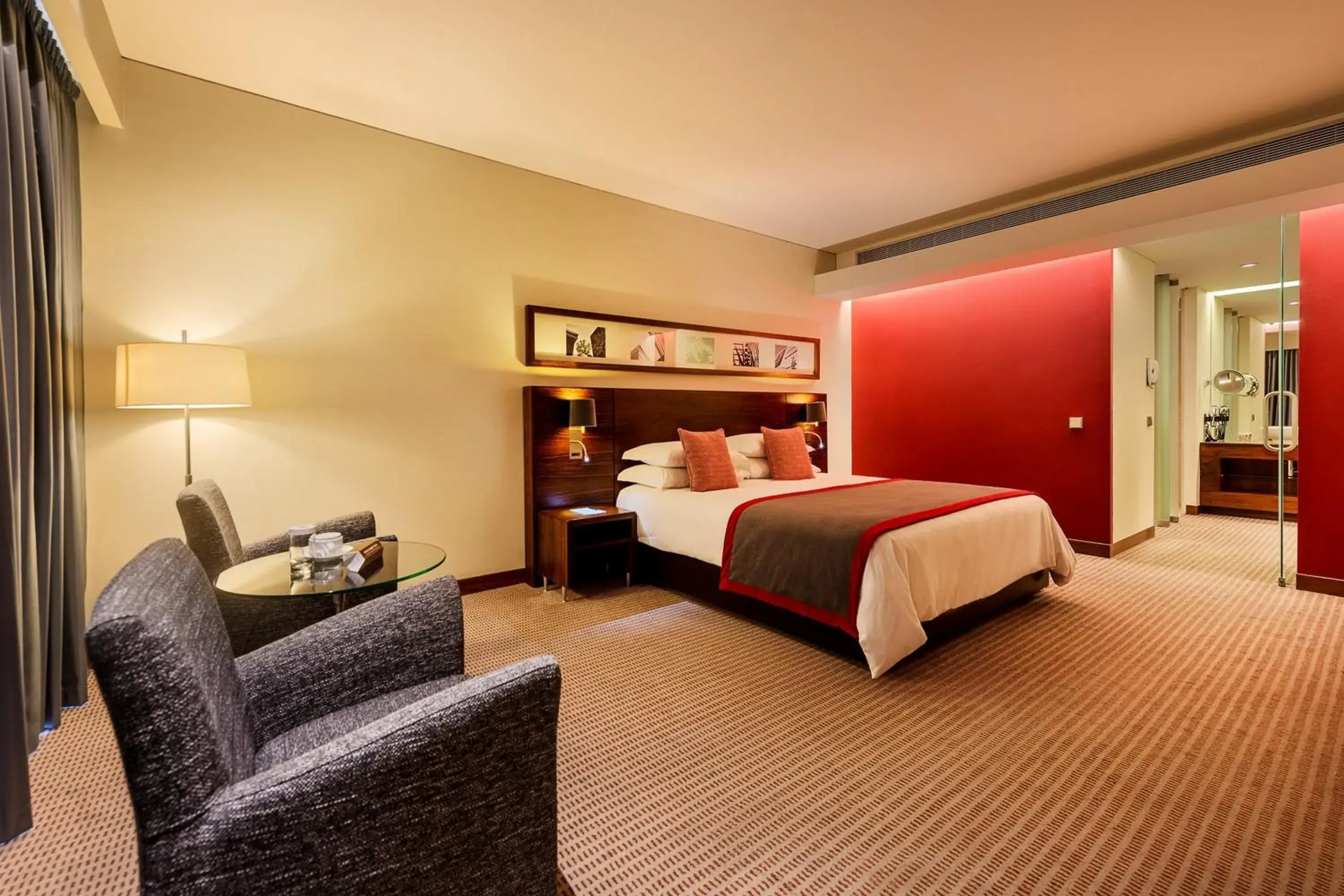 Coffee/tea facilities, Bed in Lagoas Park Hotel Coffee/tea facilities, Bed in Lagoas Park Hotel