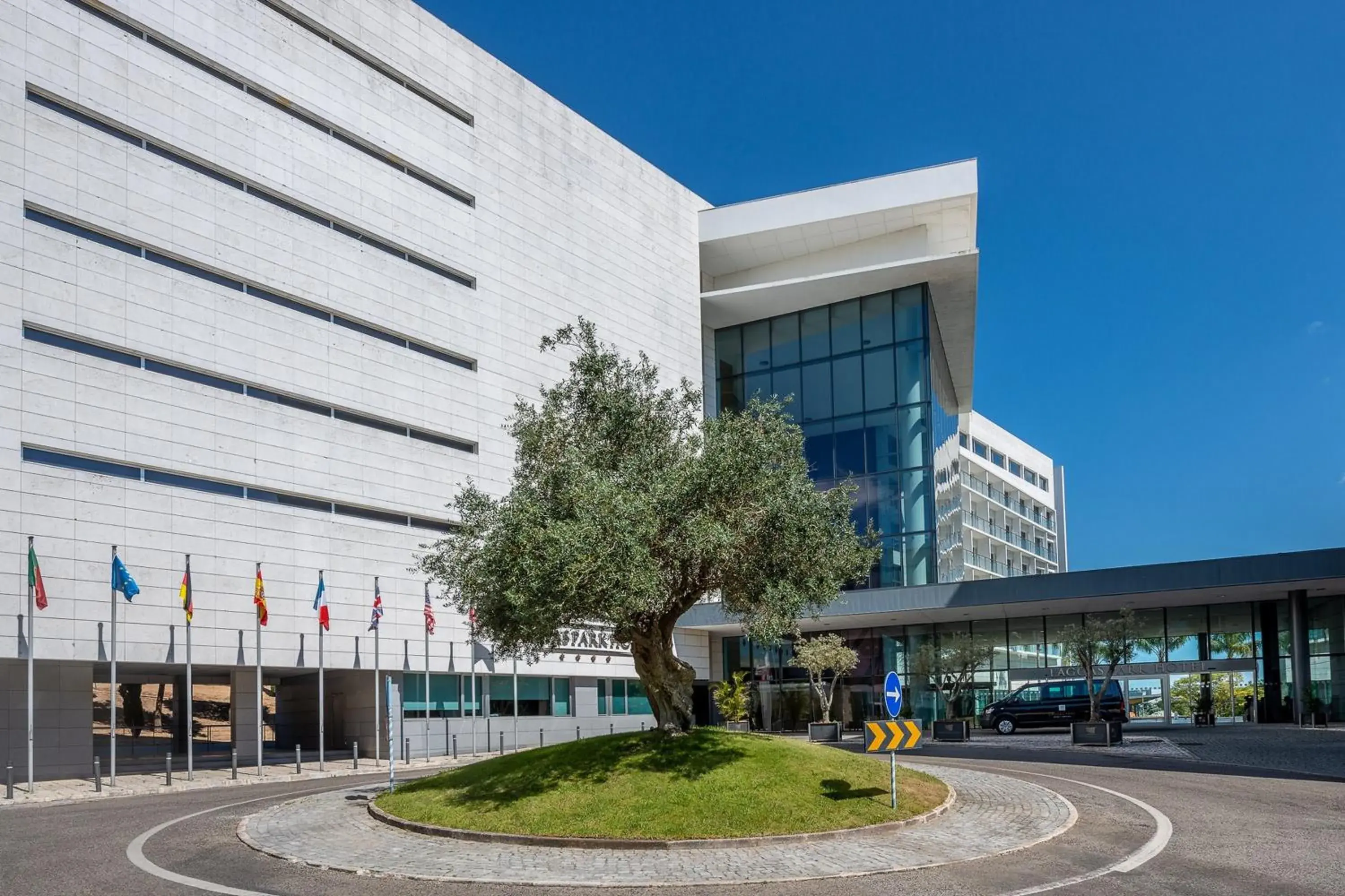 Facade/entrance in Lagoas Park Hotel Facade/entrance in Lagoas Park Hotel