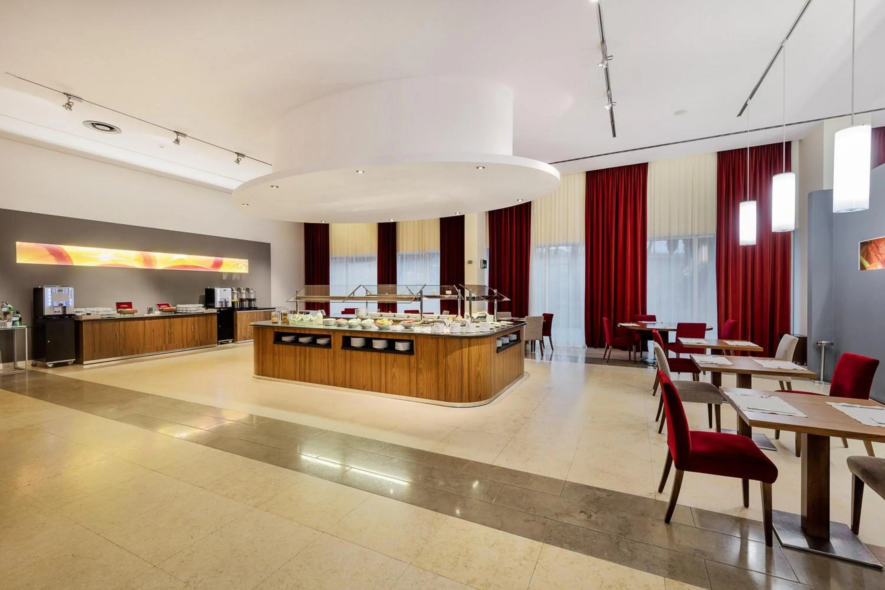 Restaurant/places to eat in Lagoas Park Hotel