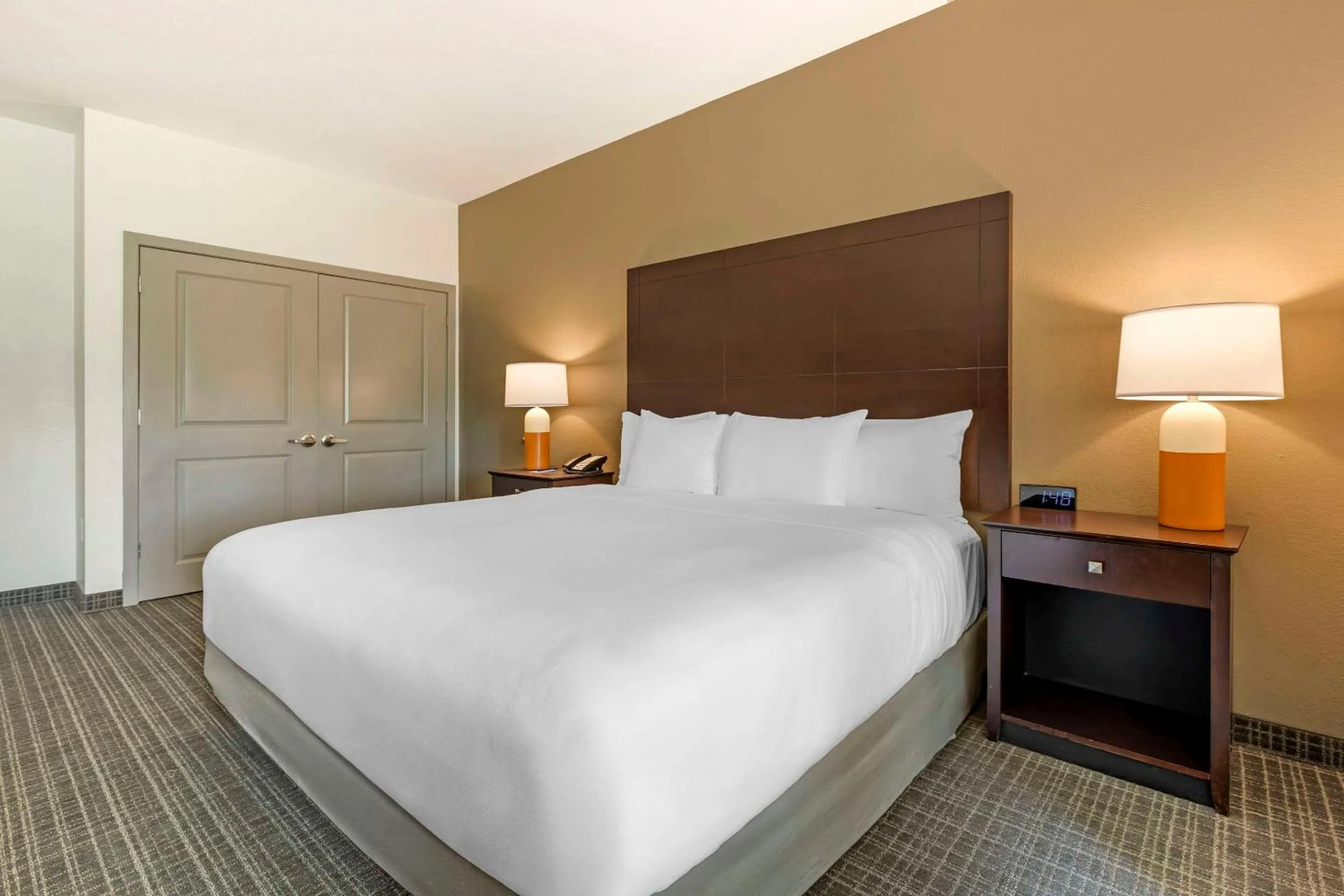 Bedroom, Bed in Comfort Inn & Suites Verona at Turning Stone Resort Casino