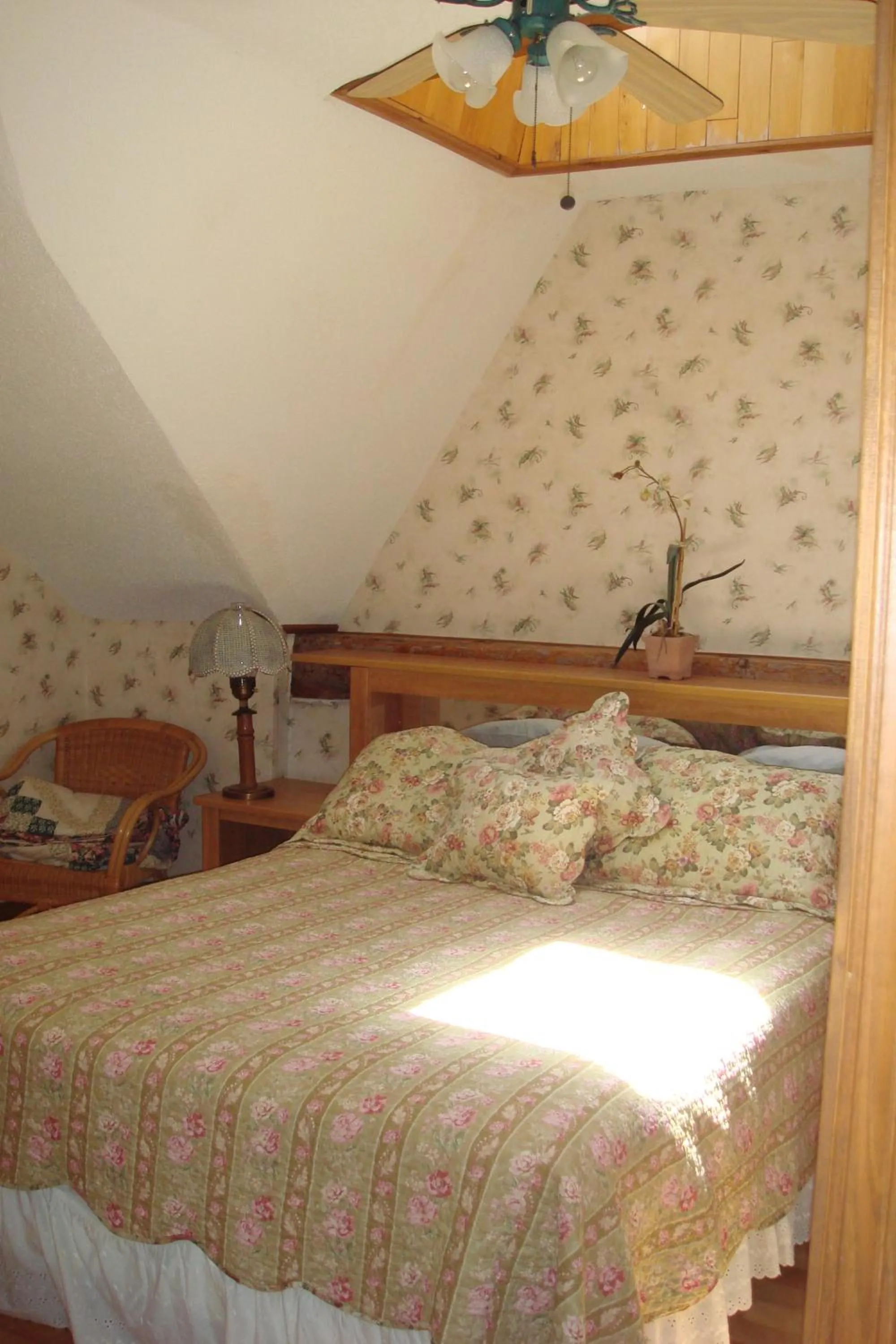 Bed in Boathouse Country Inn