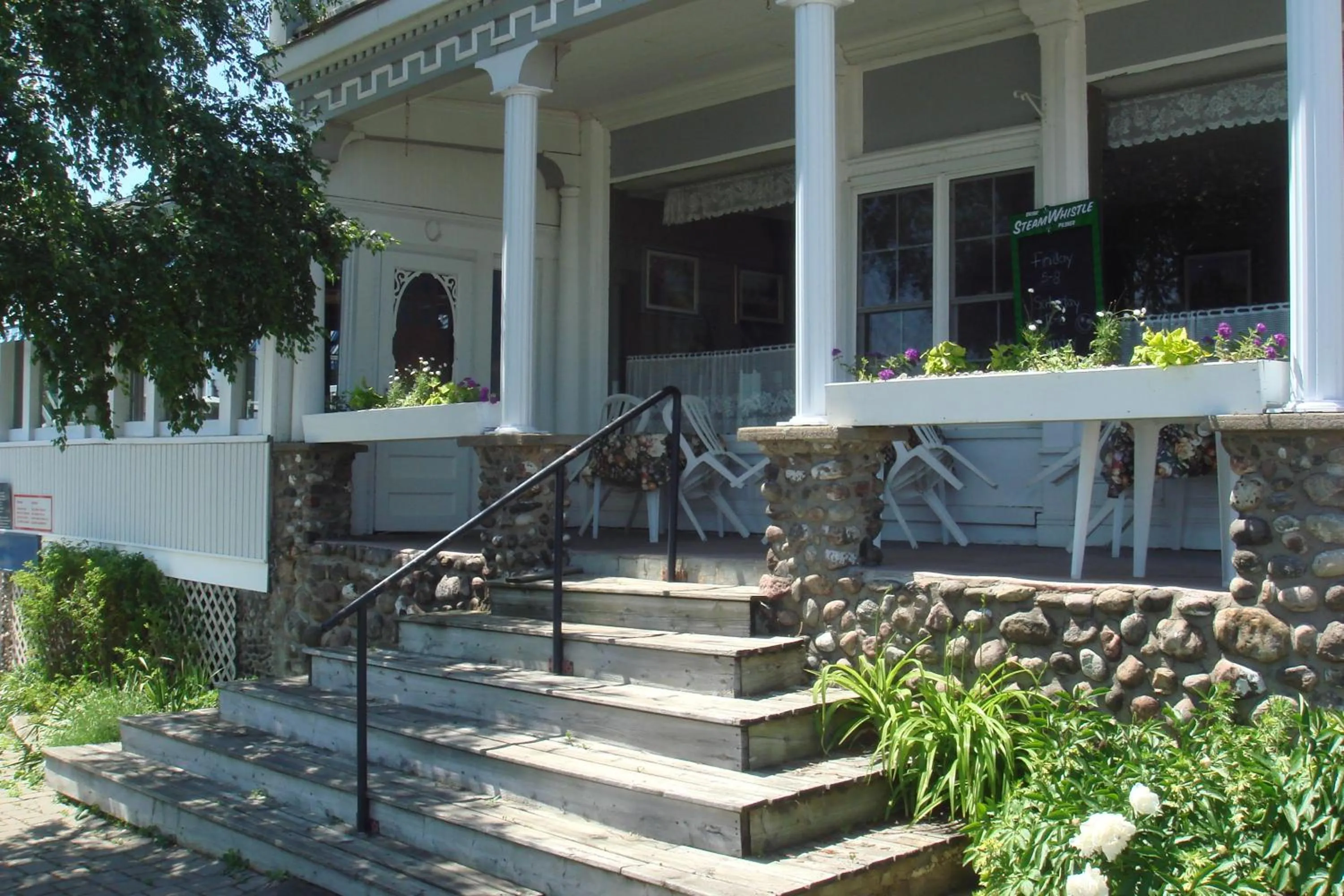 Facade/entrance in Boathouse Country Inn