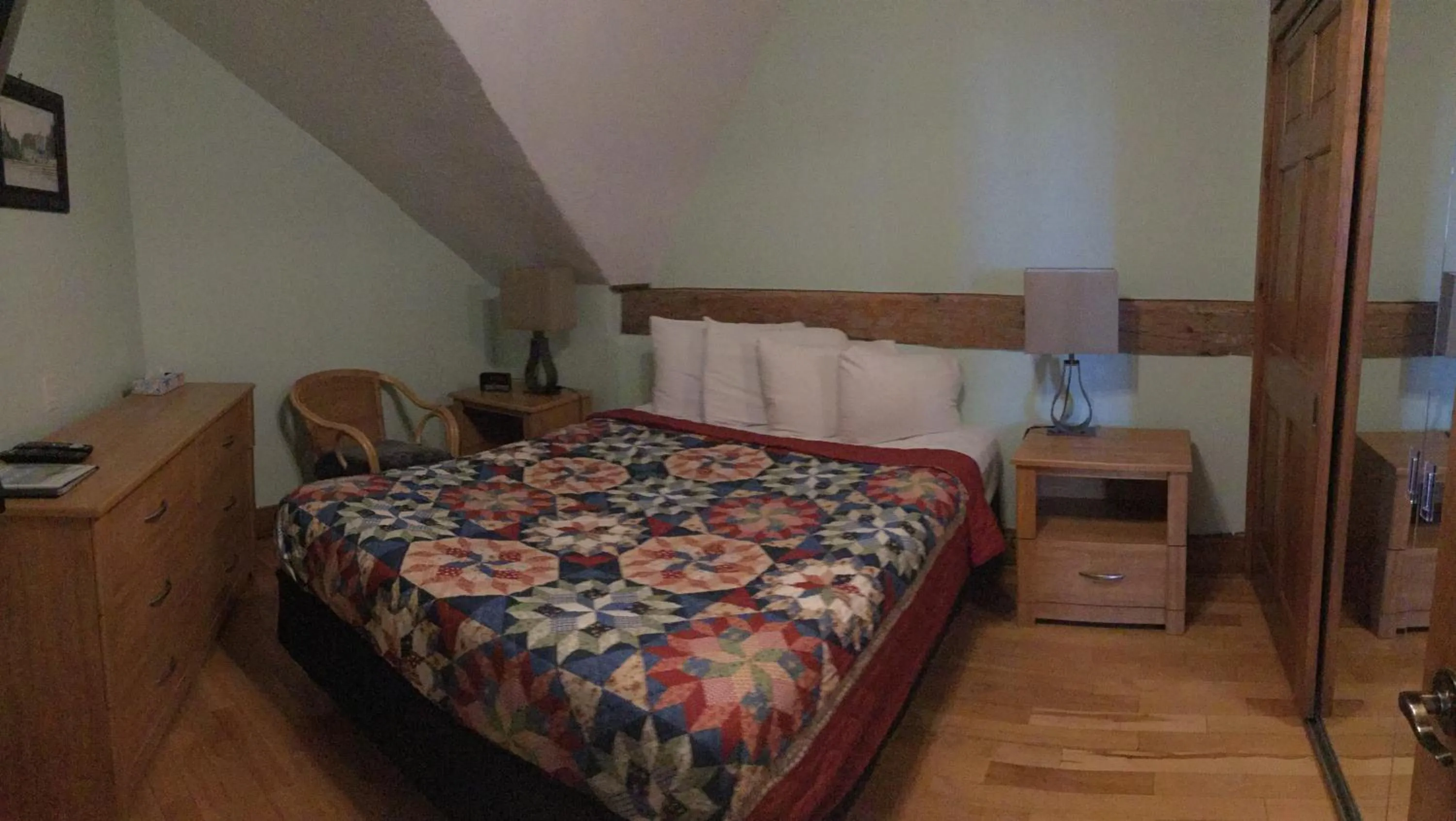 Bed in Boathouse Country Inn