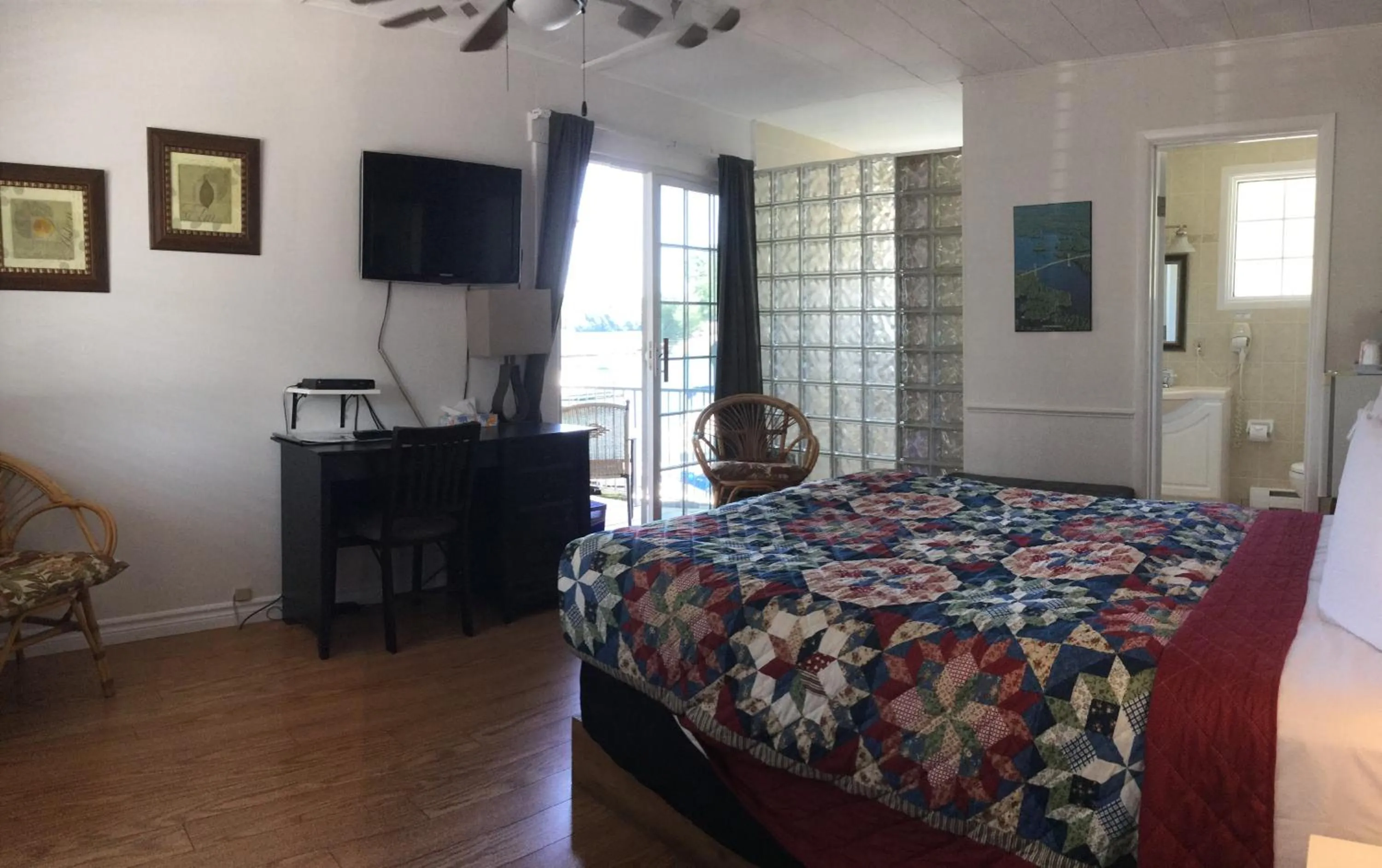 Bed in Boathouse Country Inn