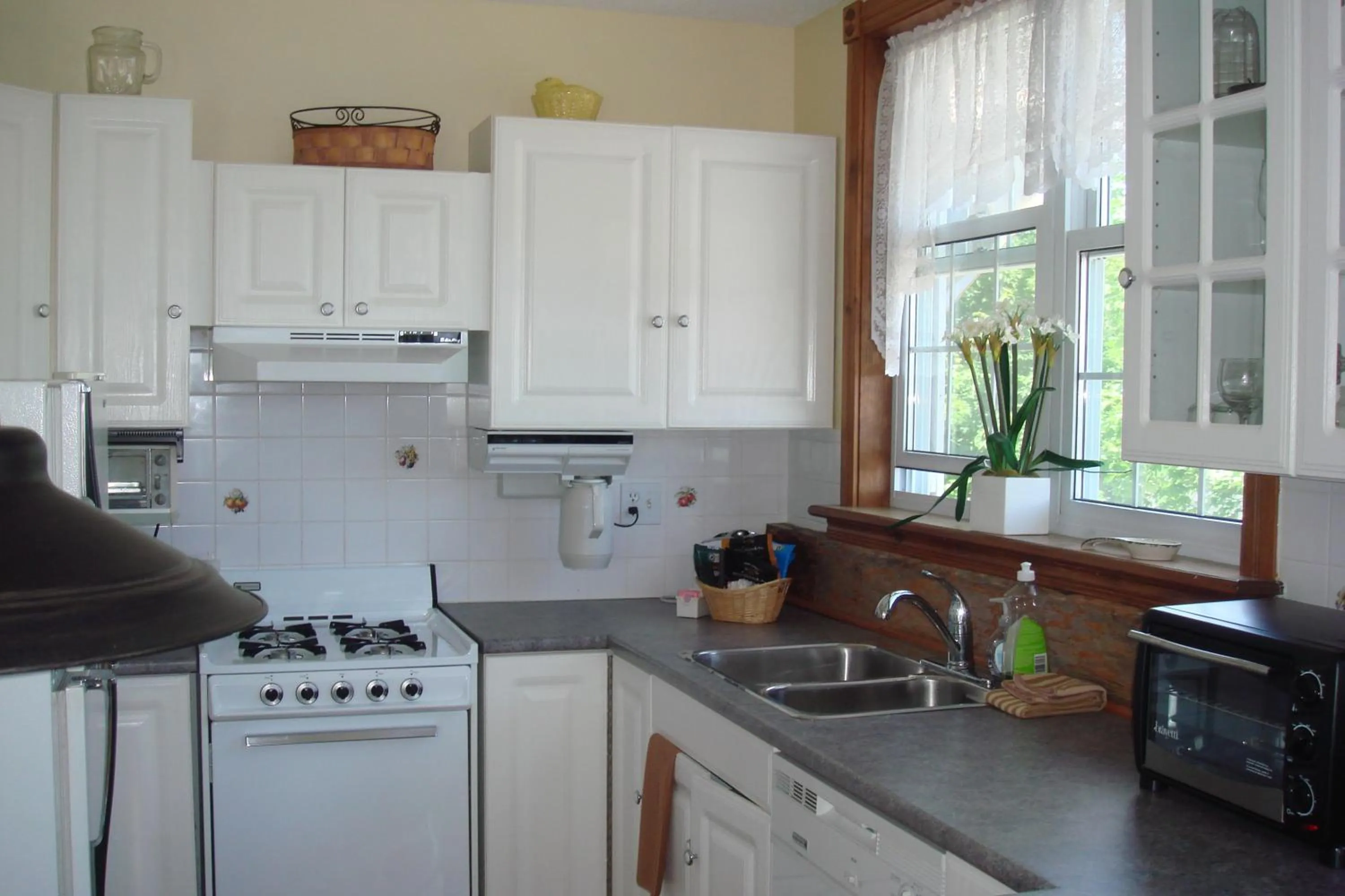 Kitchen or kitchenette in Boathouse Country Inn