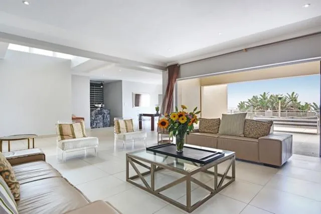 Communal lounge/ TV room in Vetho House Villa Ballito