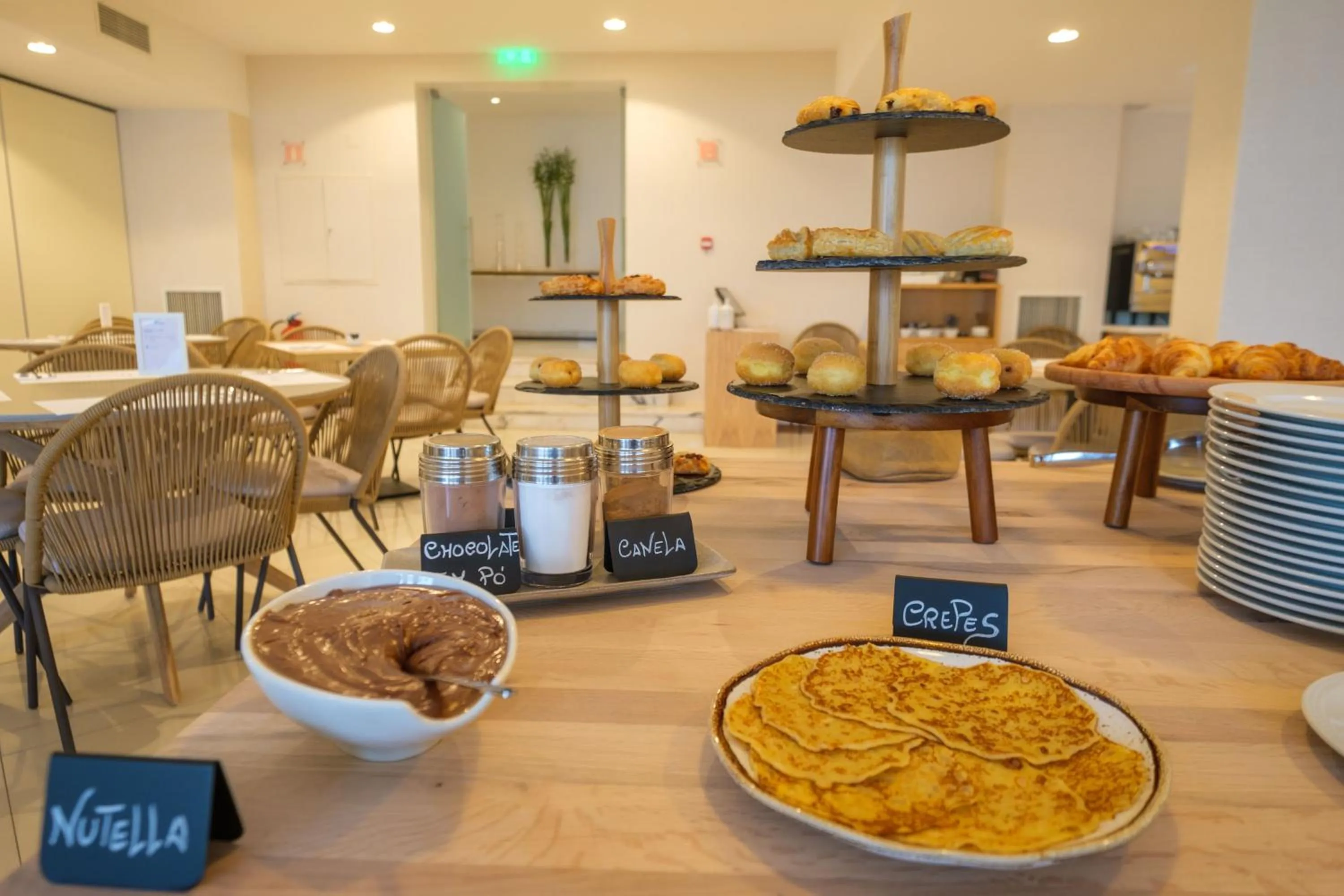 Food and drinks in Malibu Foz Hotel - La Maison Younan