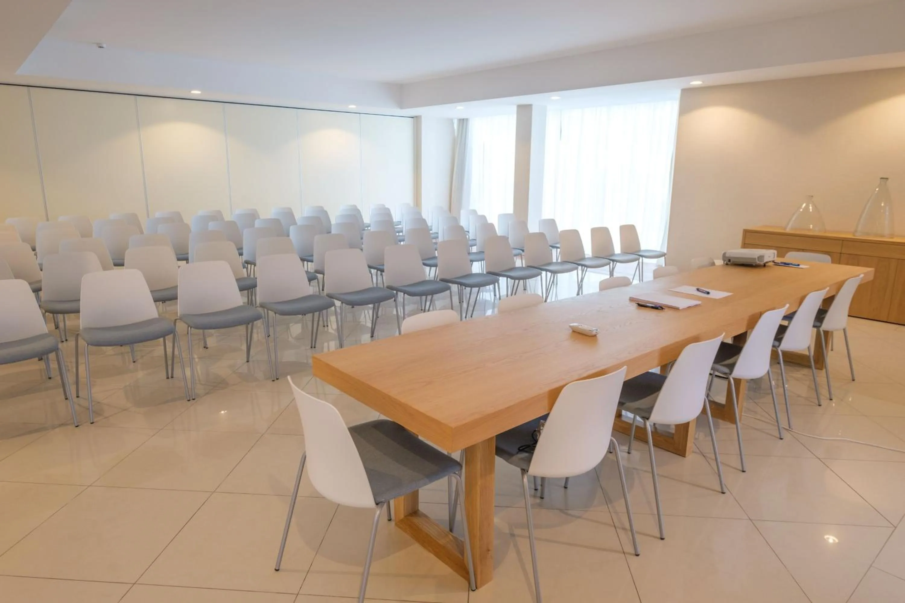 People in Malibu Foz Hotel - La Maison Younan