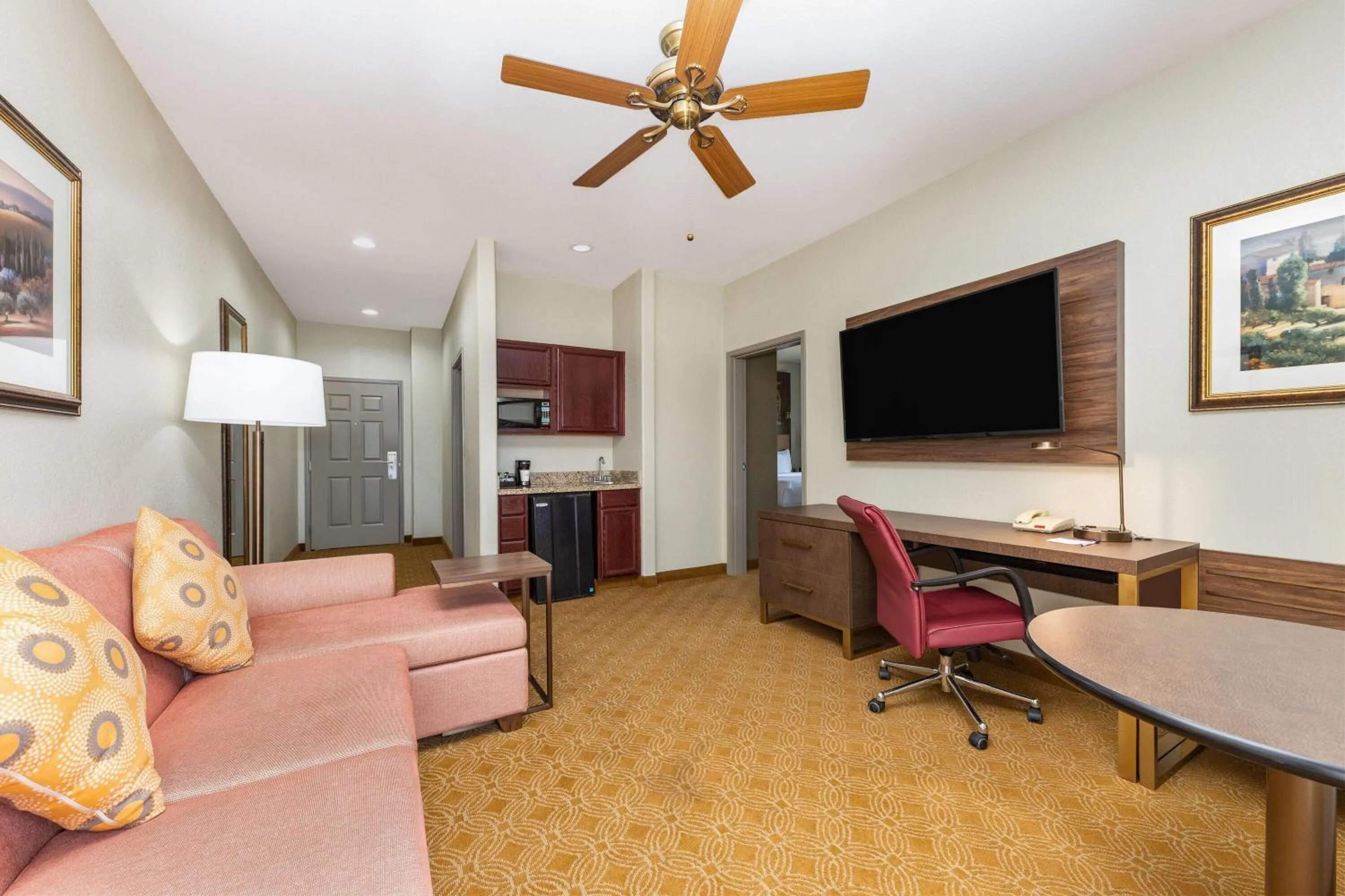 Photo of the whole room in La Quinta by Wyndham Marble Falls