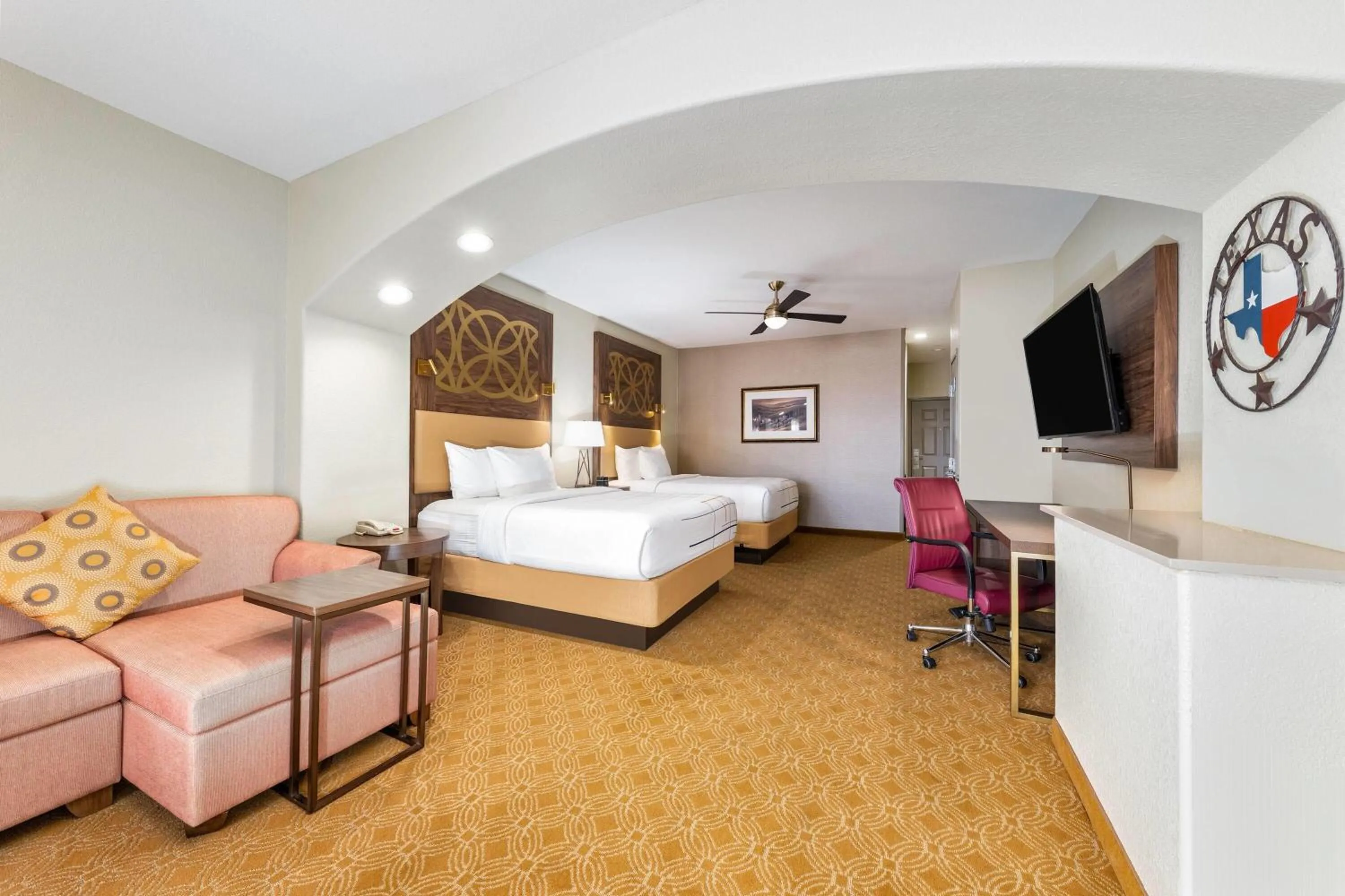 Photo of the whole room, Bed in La Quinta by Wyndham Marble Falls