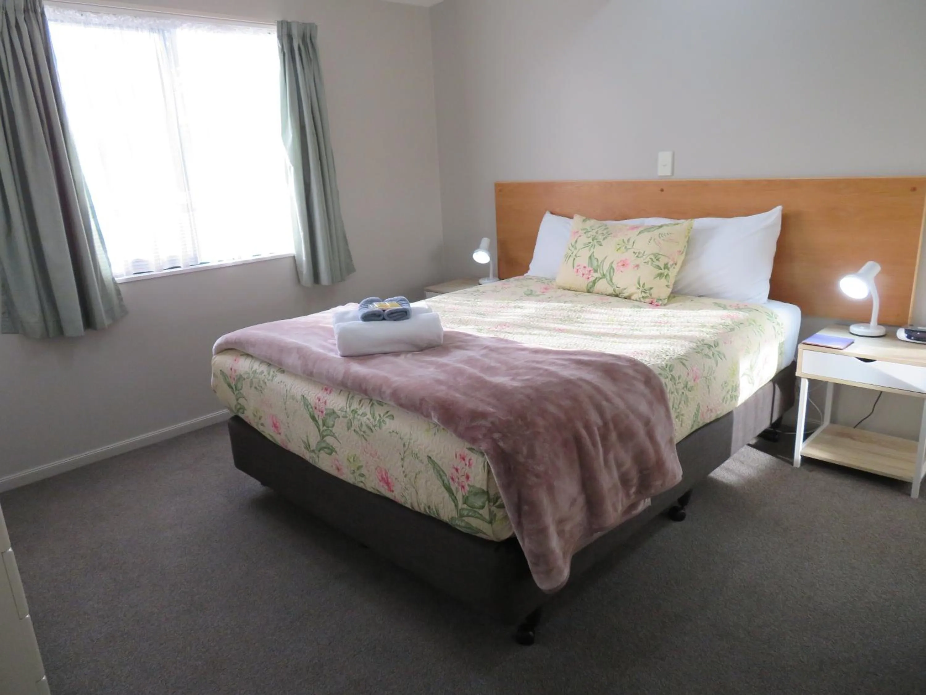 Bed in Commodore Court Motel