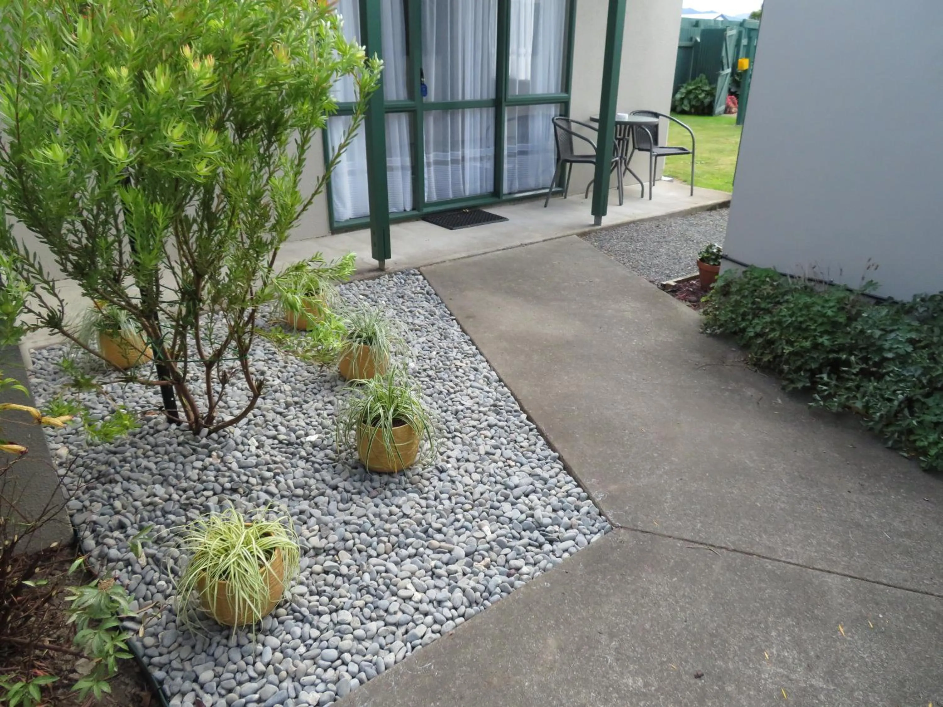 Garden view in Commodore Court Motel