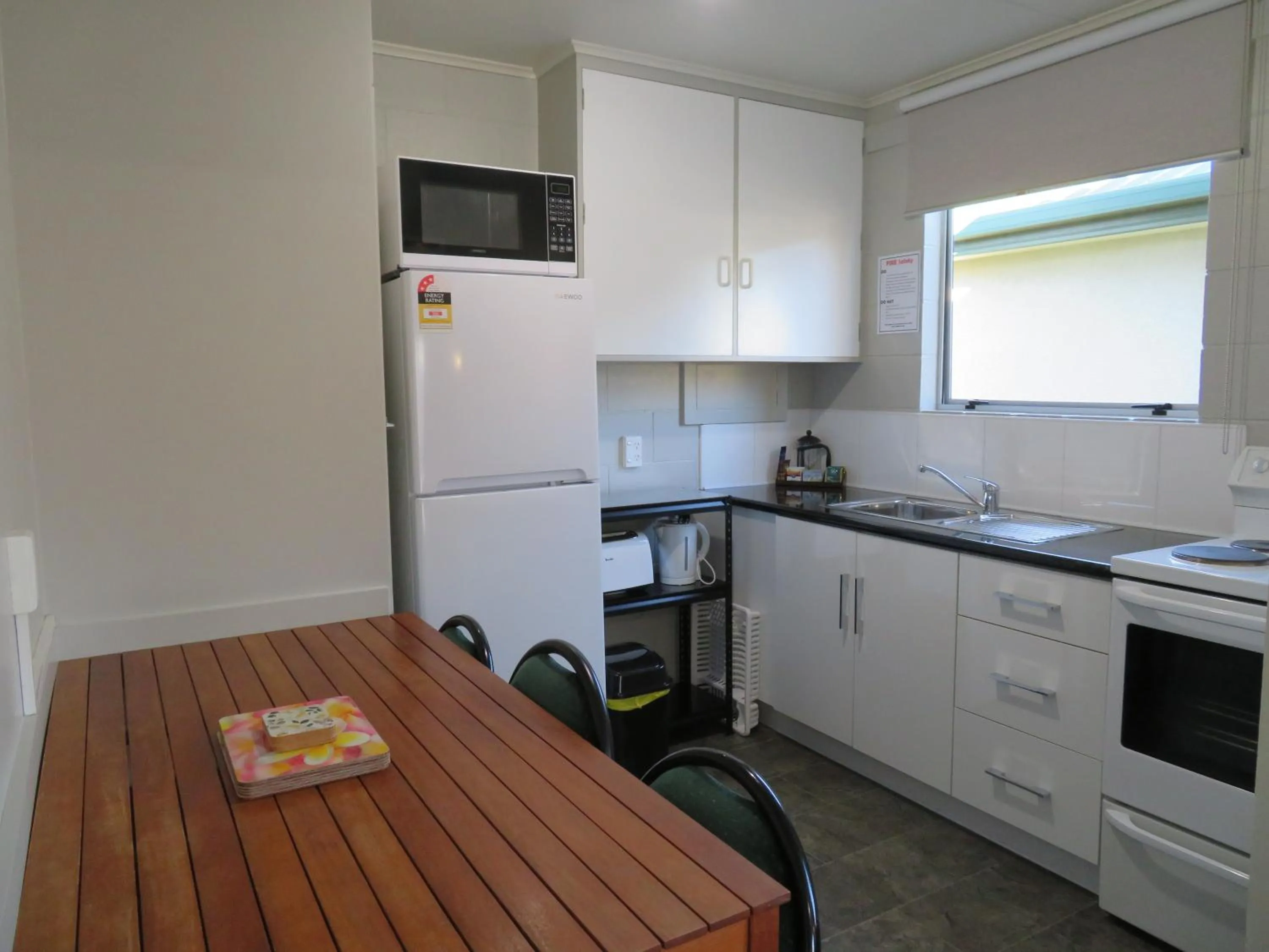 Kitchen or kitchenette in Commodore Court Motel