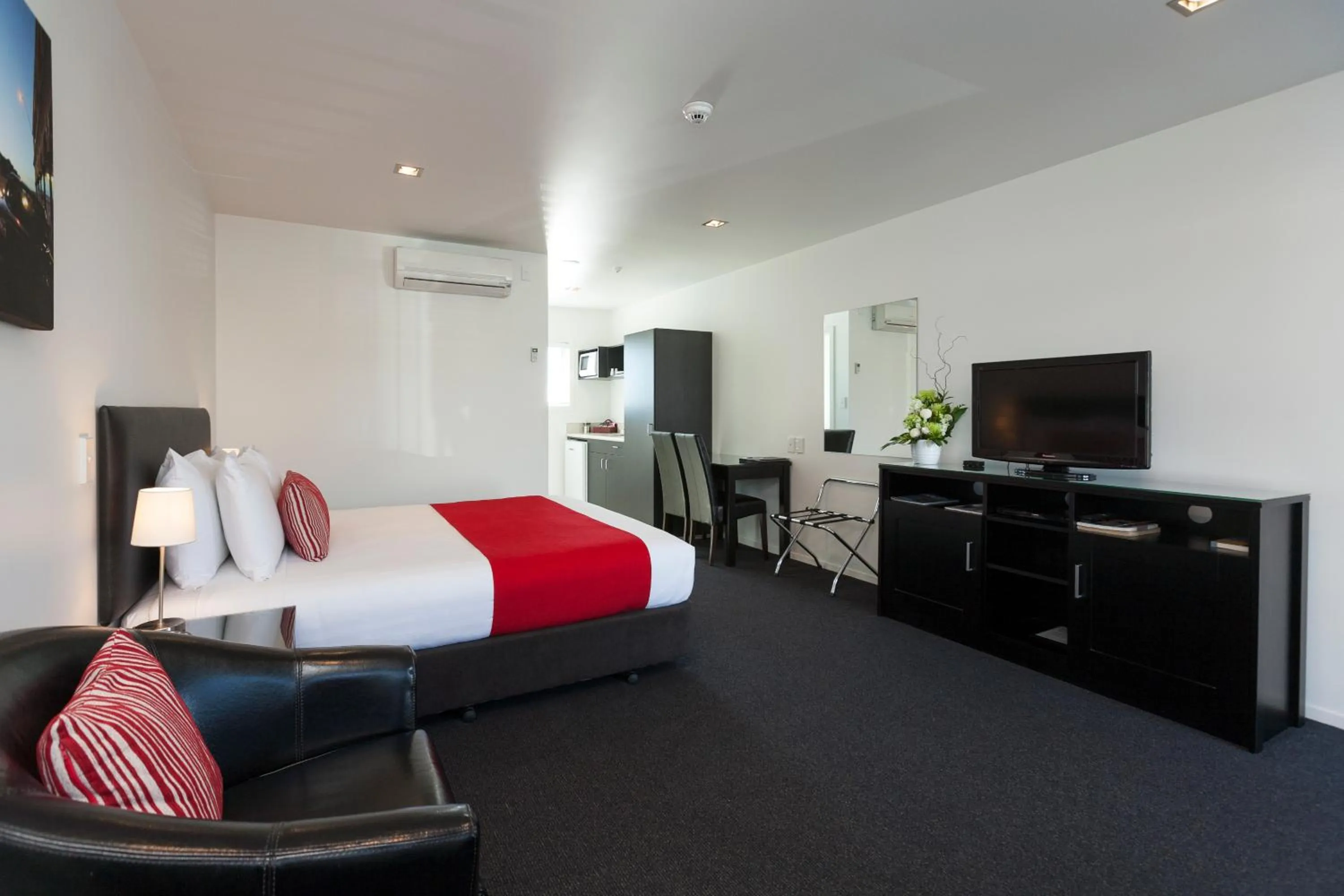 Living room, Bed in The Dawson Motel