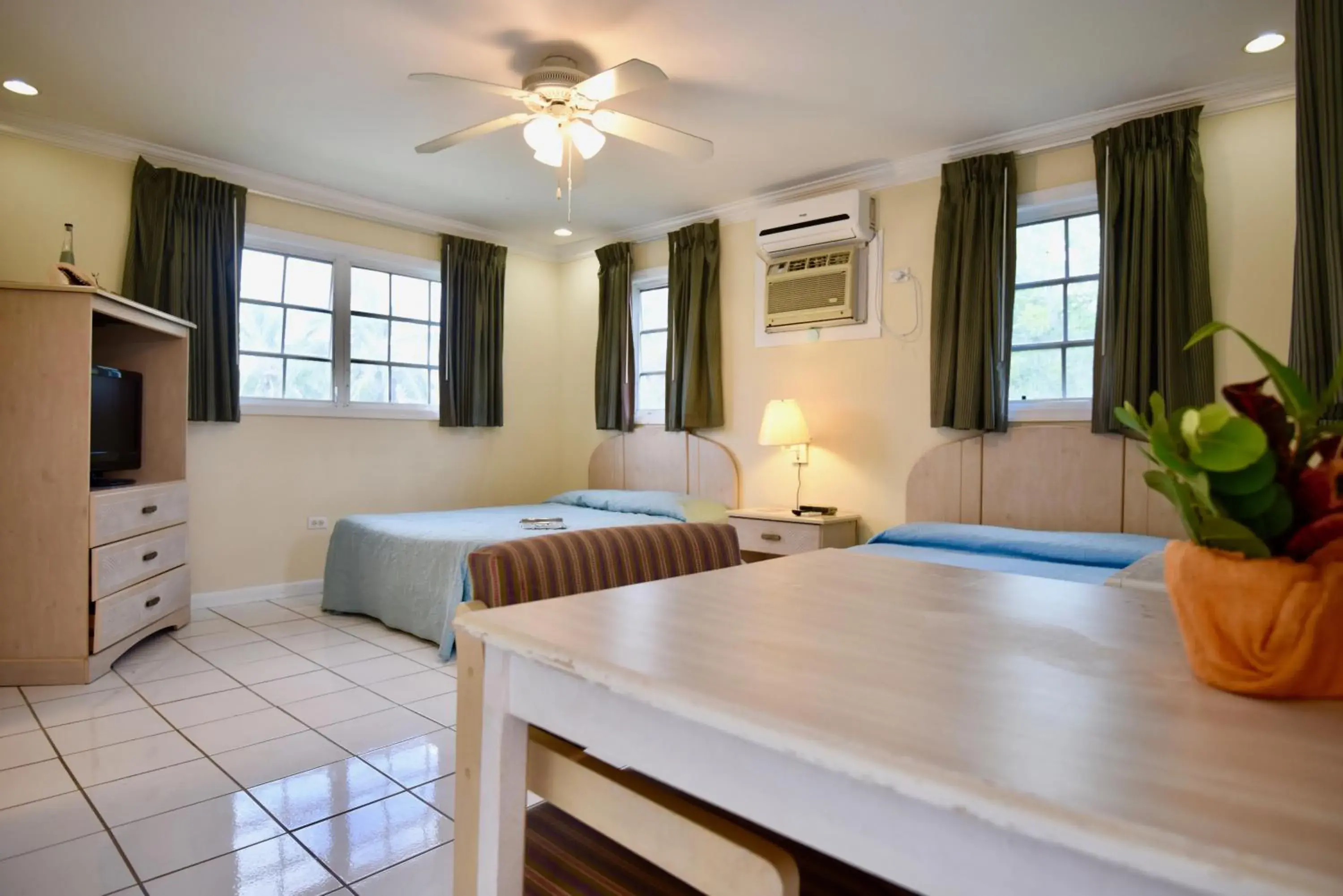Queen Room with Two Queen Beds in Nathan's Lodge Queen Room with Two Queen Beds in Nathan's Lodge