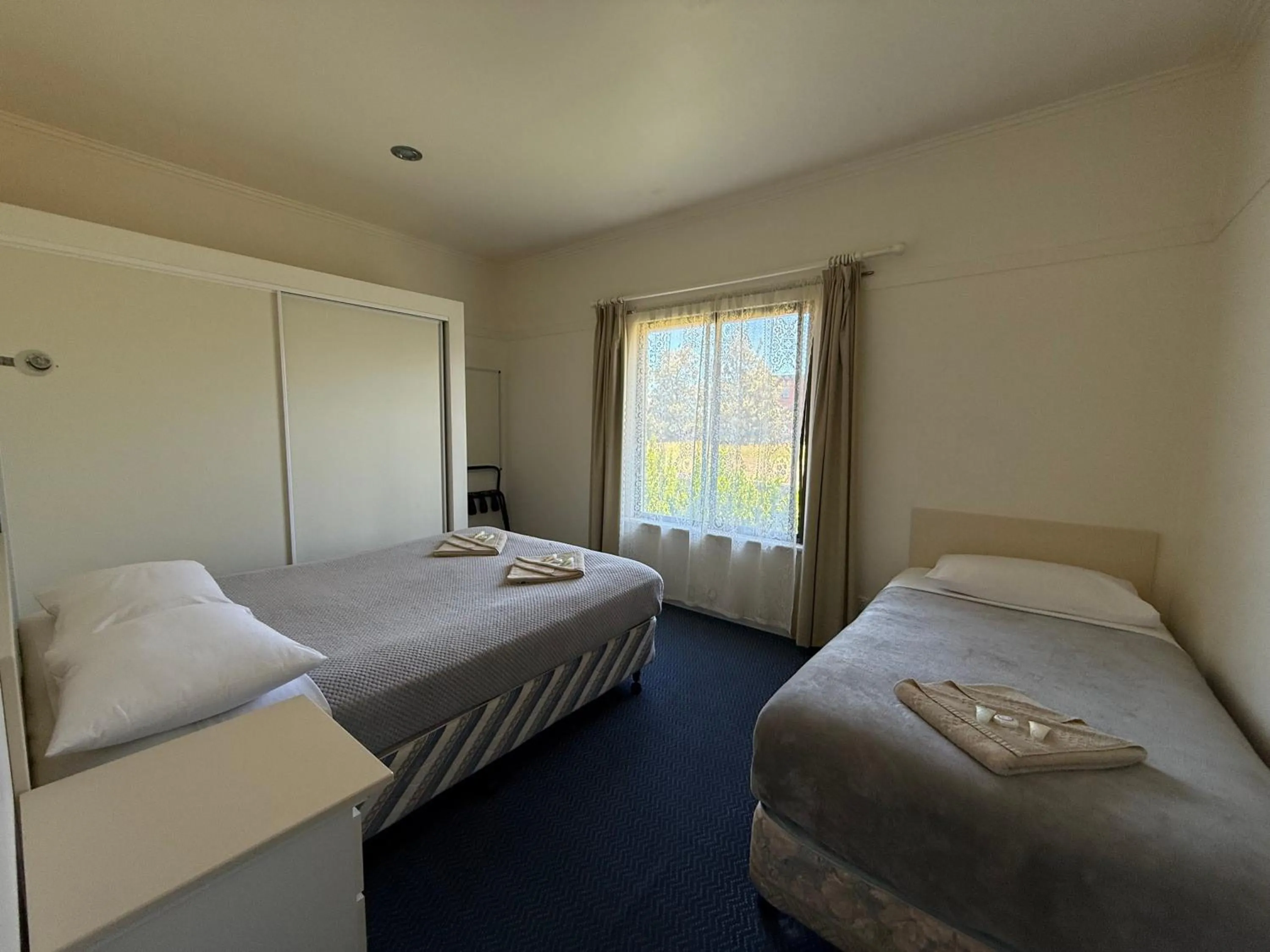 Bedroom, Bed in Heyfield Motel and Apartments