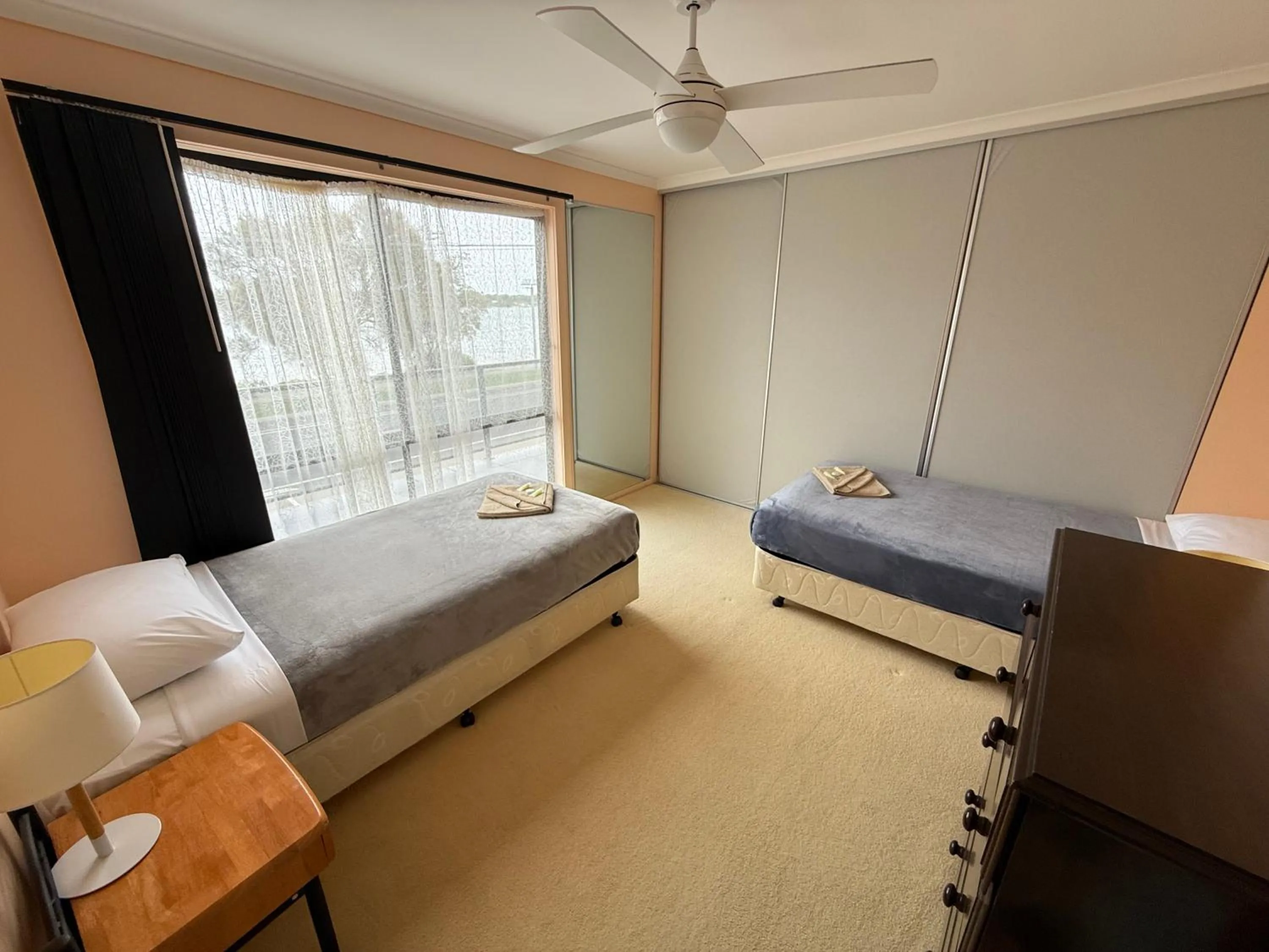 Bedroom, Bed in Heyfield Motel and Apartments