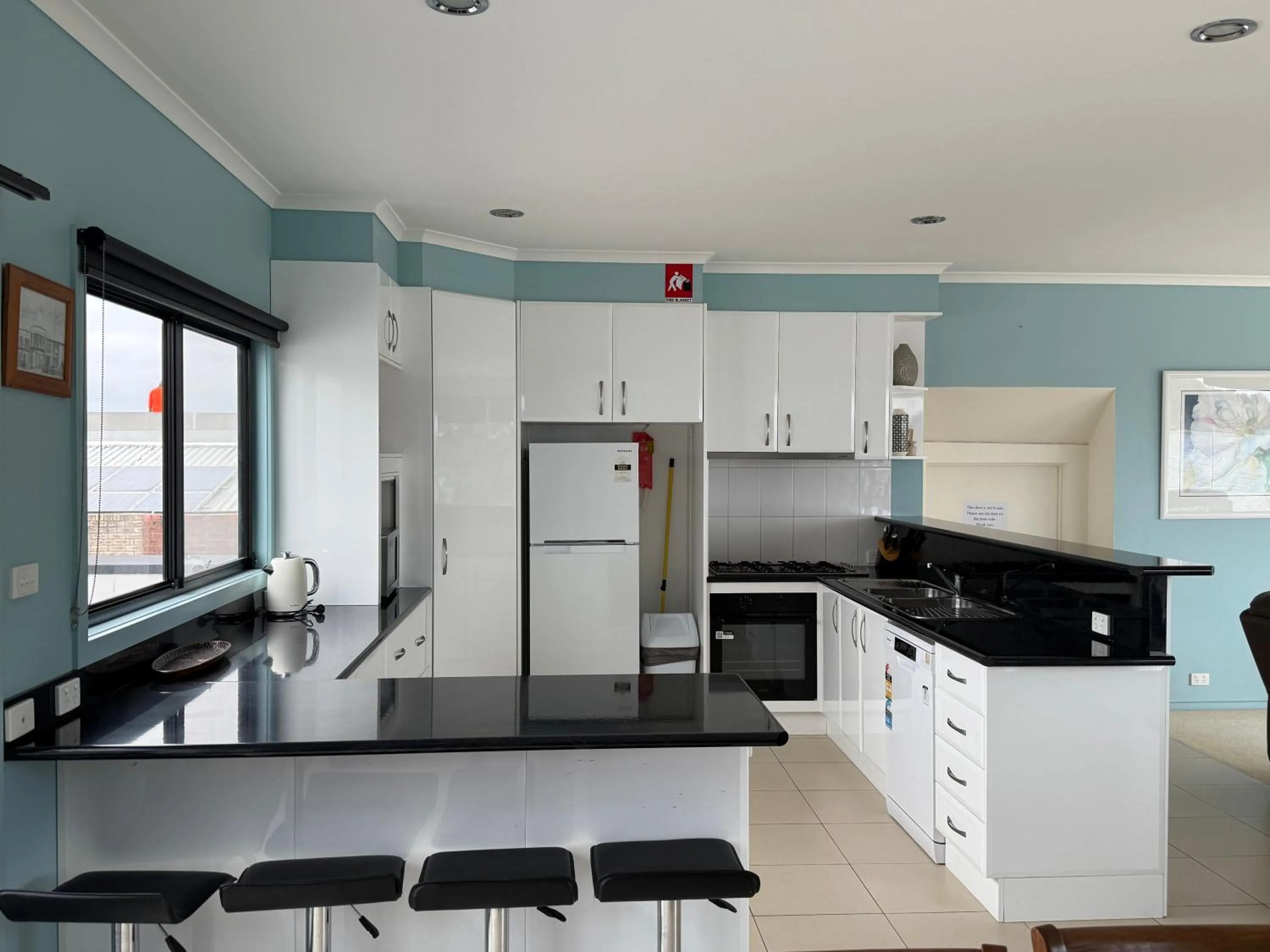 Kitchen or kitchenette in Heyfield Motel and Apartments