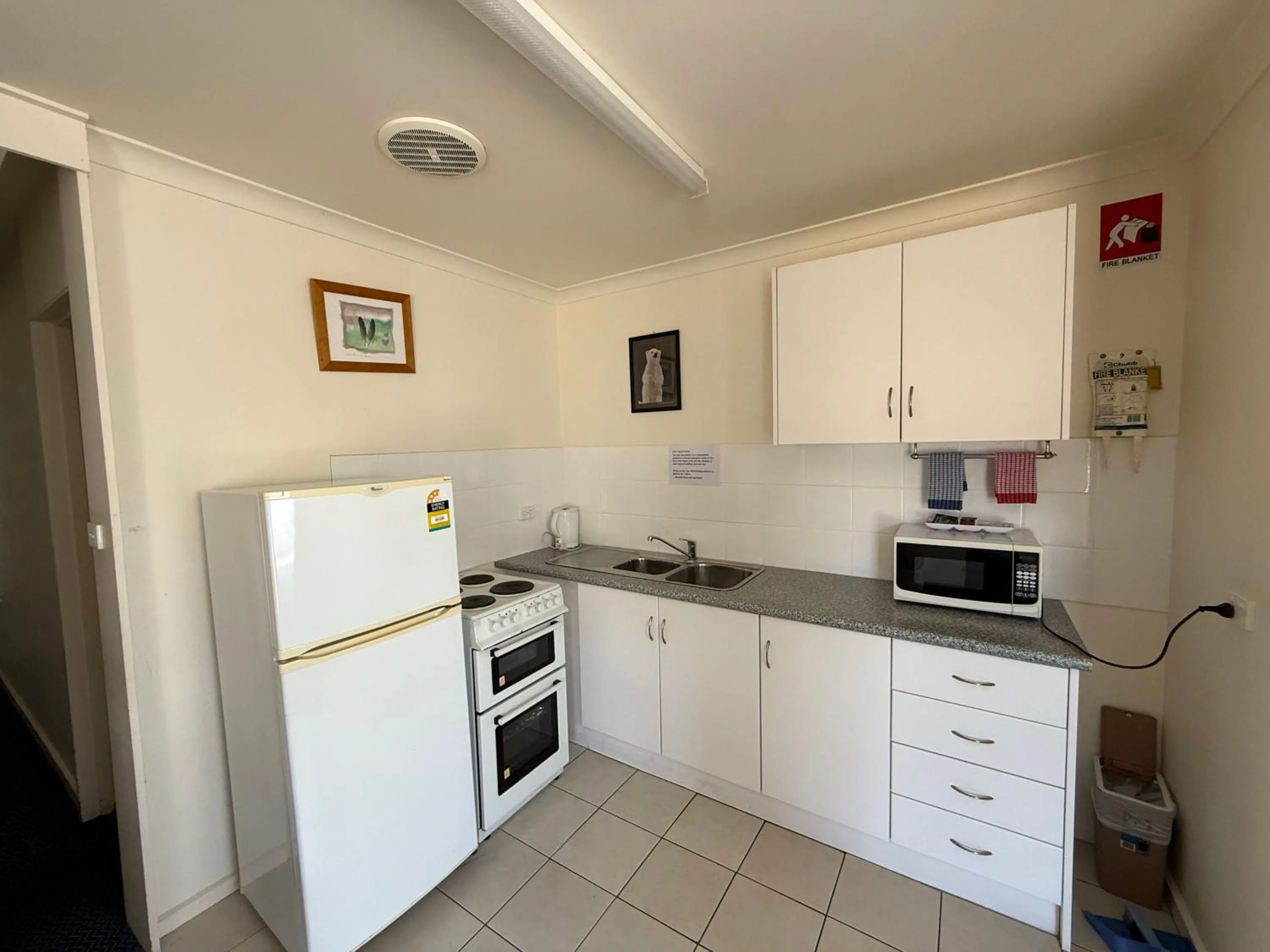 Kitchen or kitchenette in Heyfield Motel and Apartments