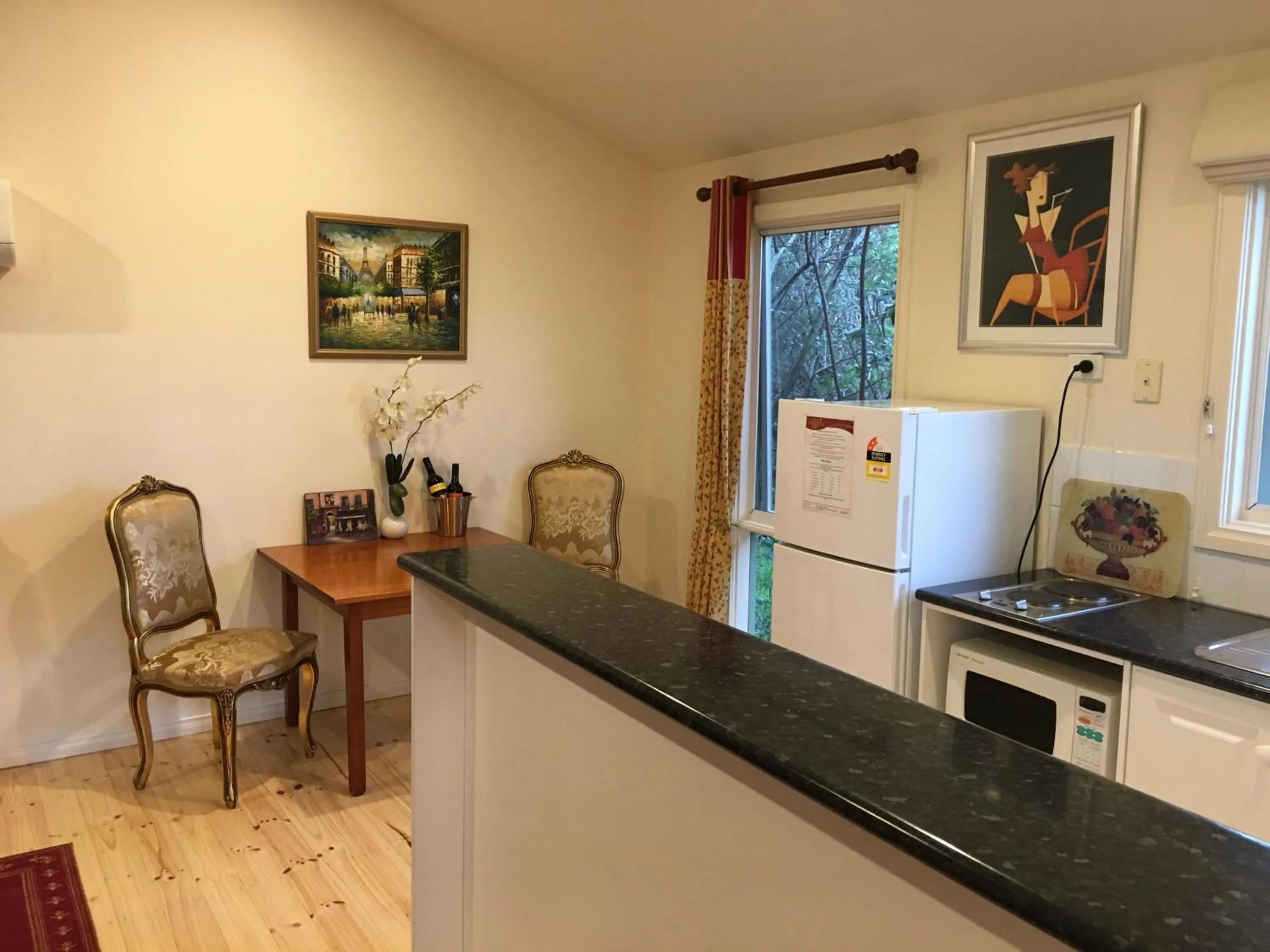 Kitchen or kitchenette in Weeroona Bed And Breakfast