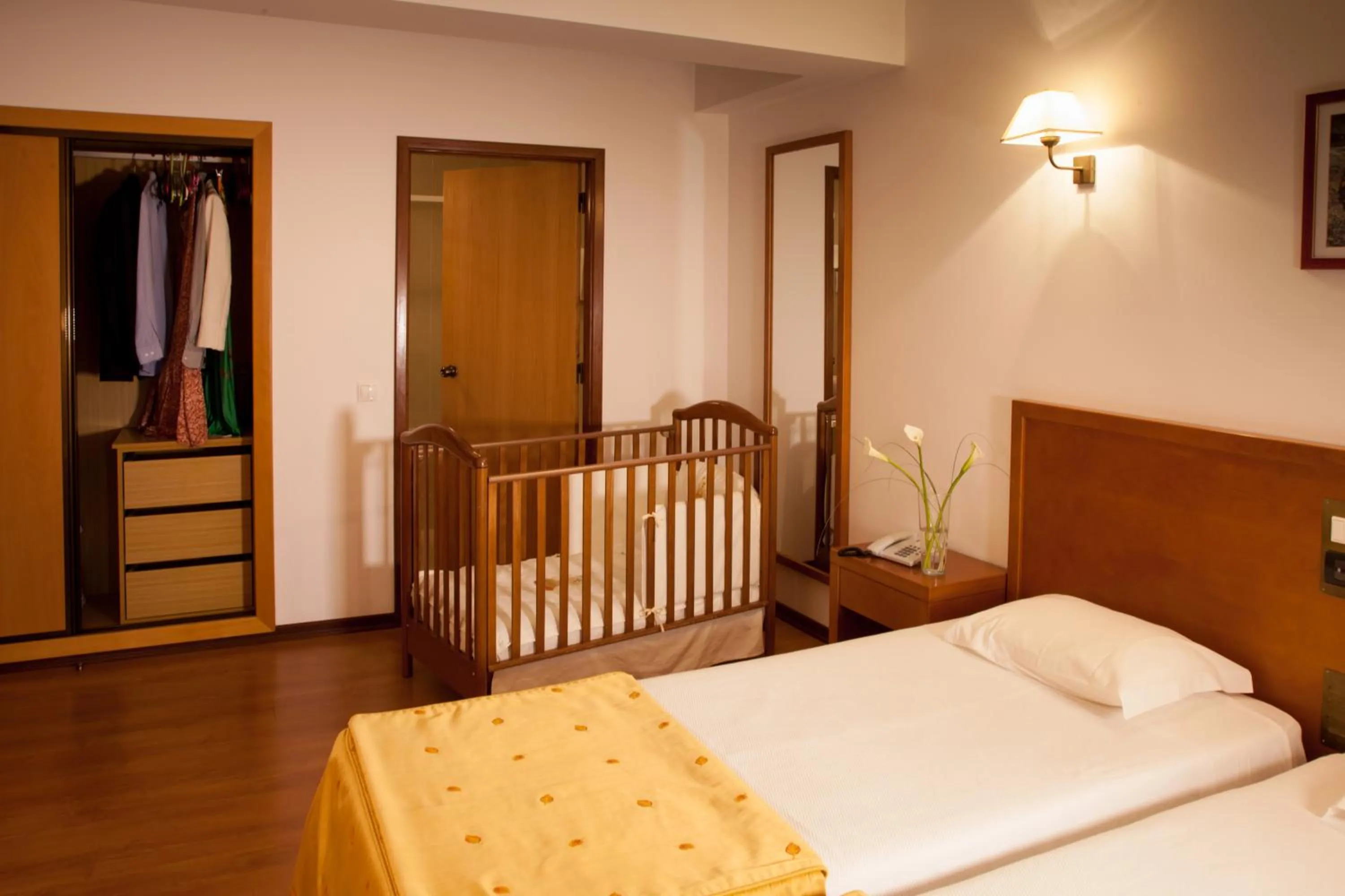 cot, Bed in Hotel Santa Mafalda