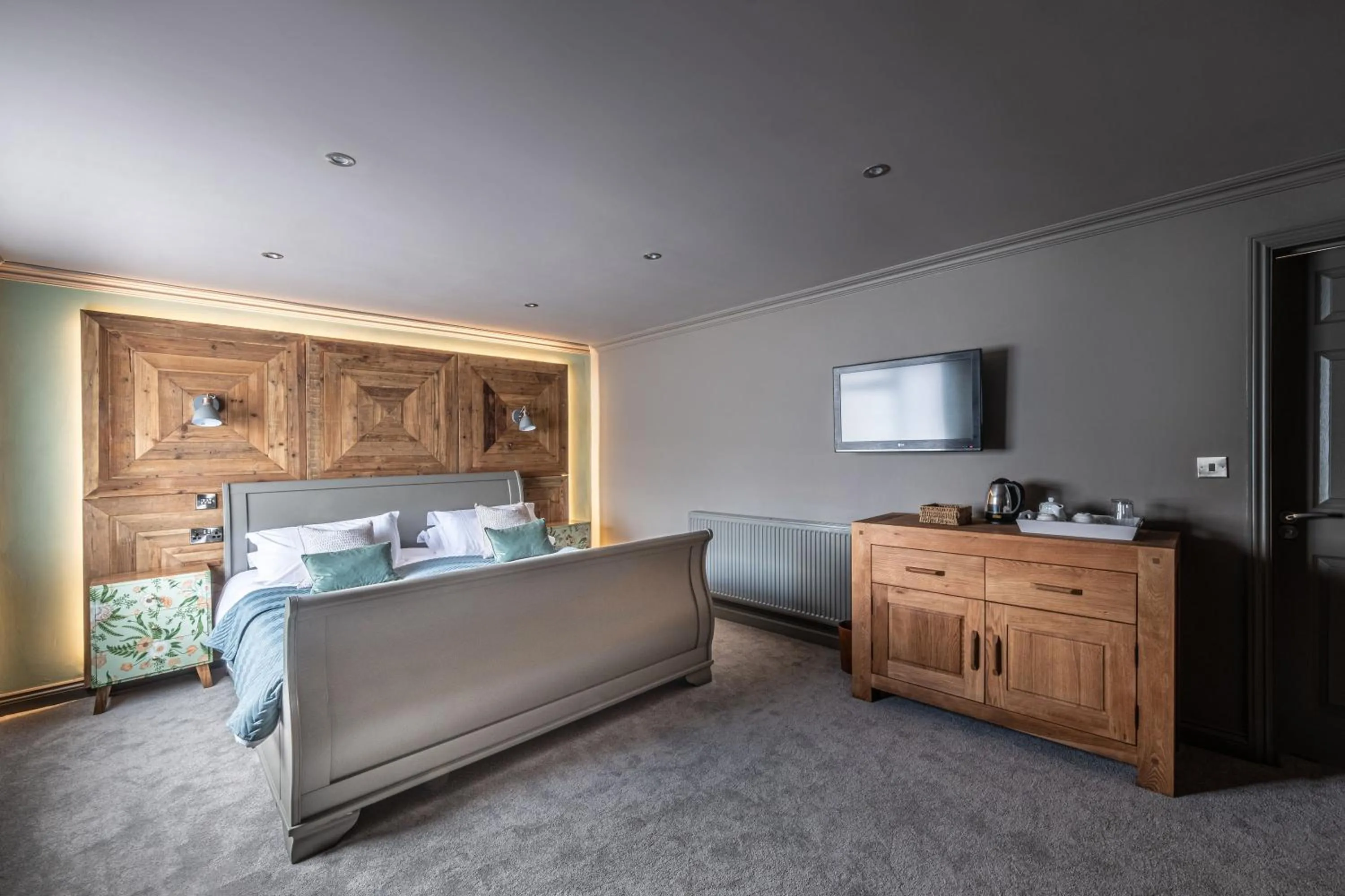 Photo of the whole room, Bed in The Cricketers Clavering