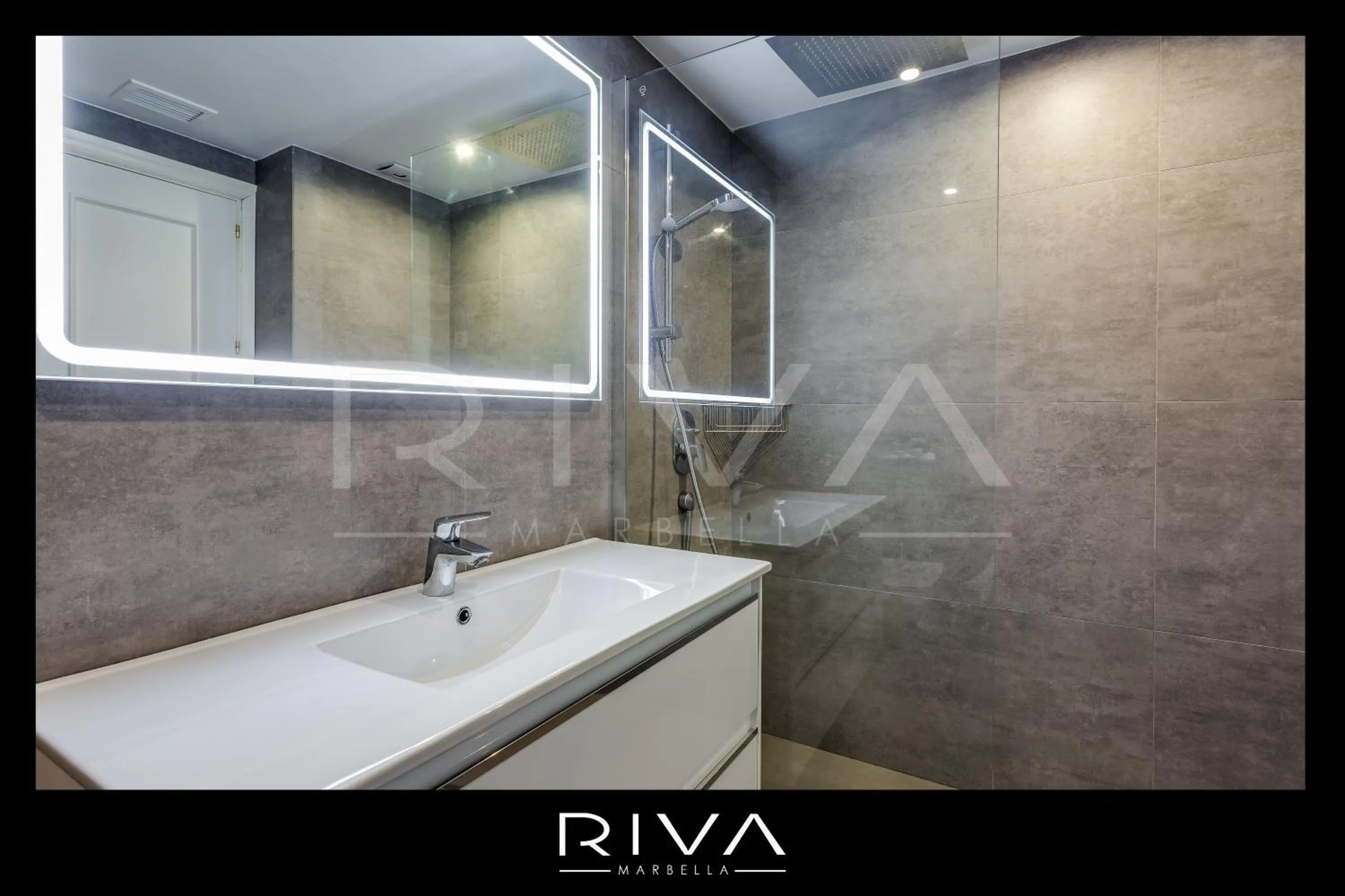 Bathroom in by Riva - 4 bedroom apartment in Dama de noche