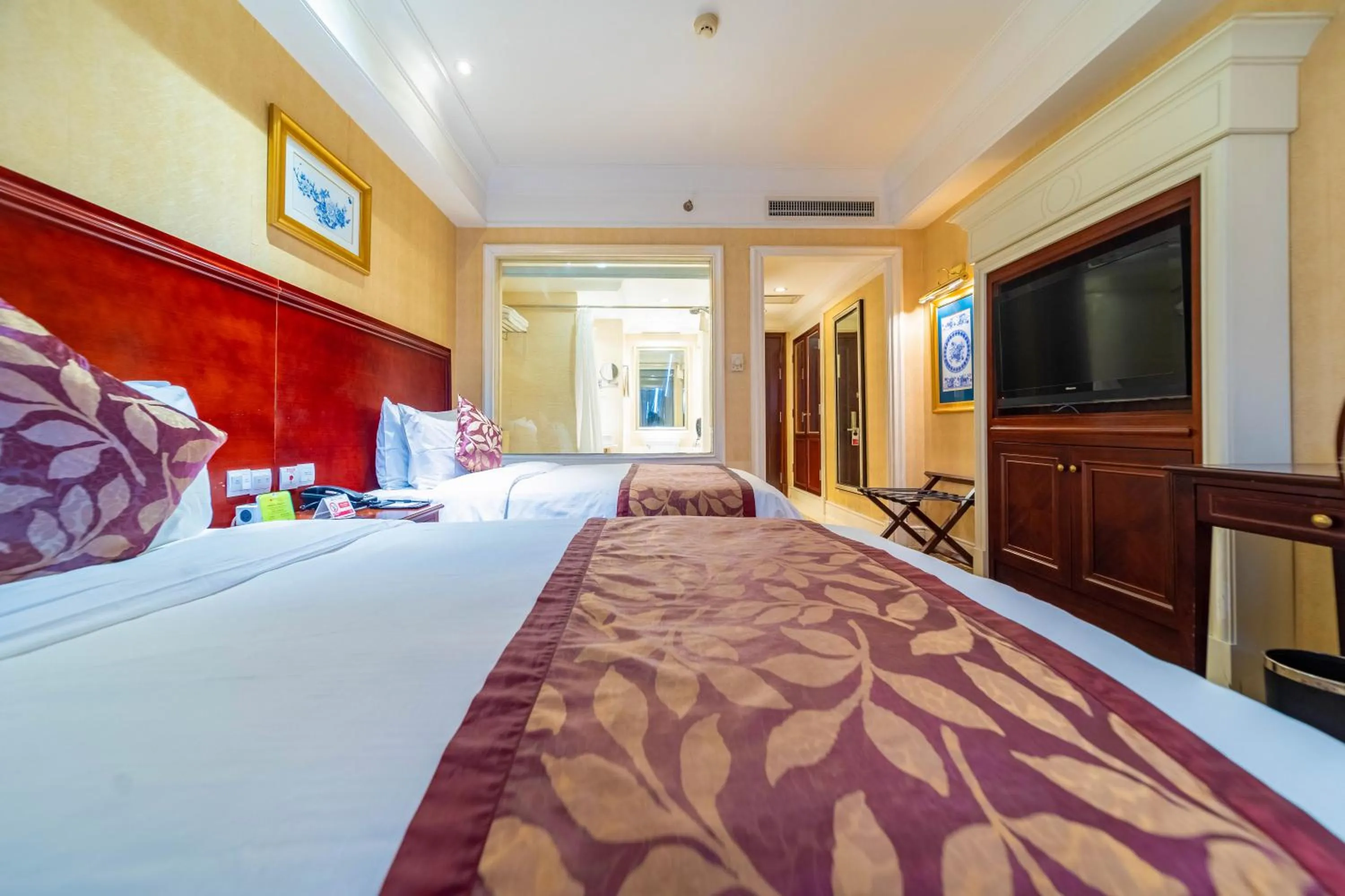 Bedroom, Bed in Ramada Yichang Hotel
