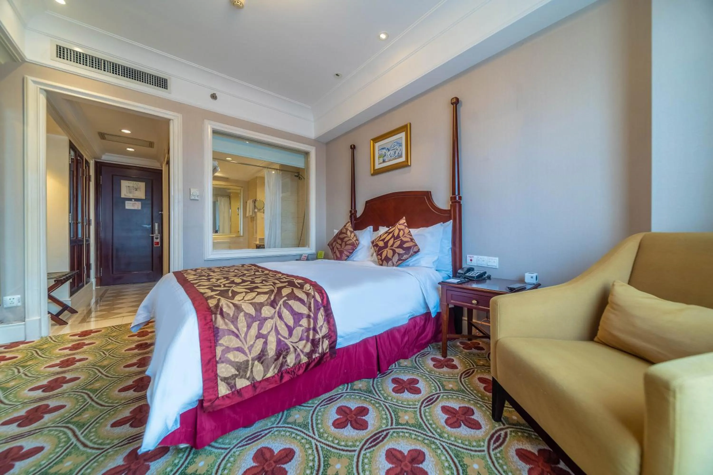 Photo of the whole room, Bed in Ramada Yichang Hotel