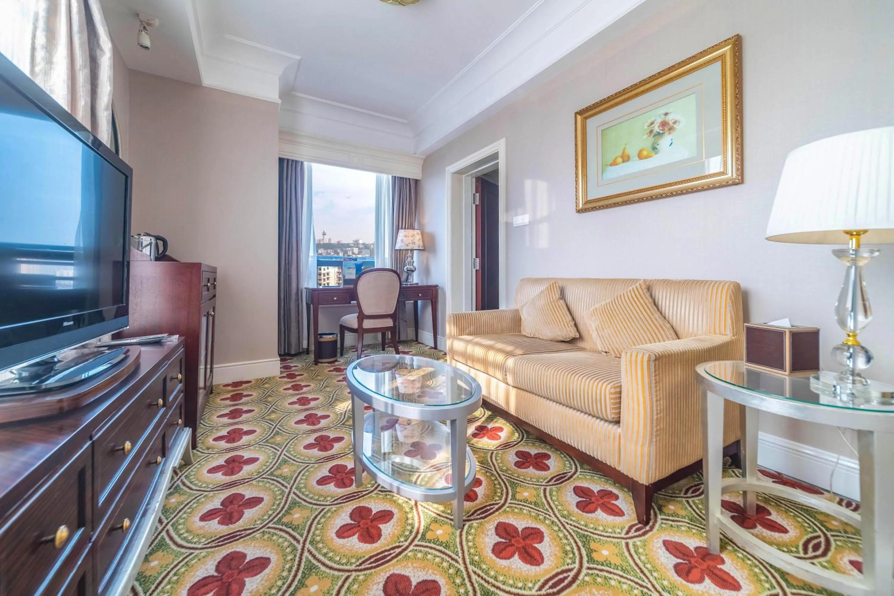 Living room in Ramada Yichang Hotel