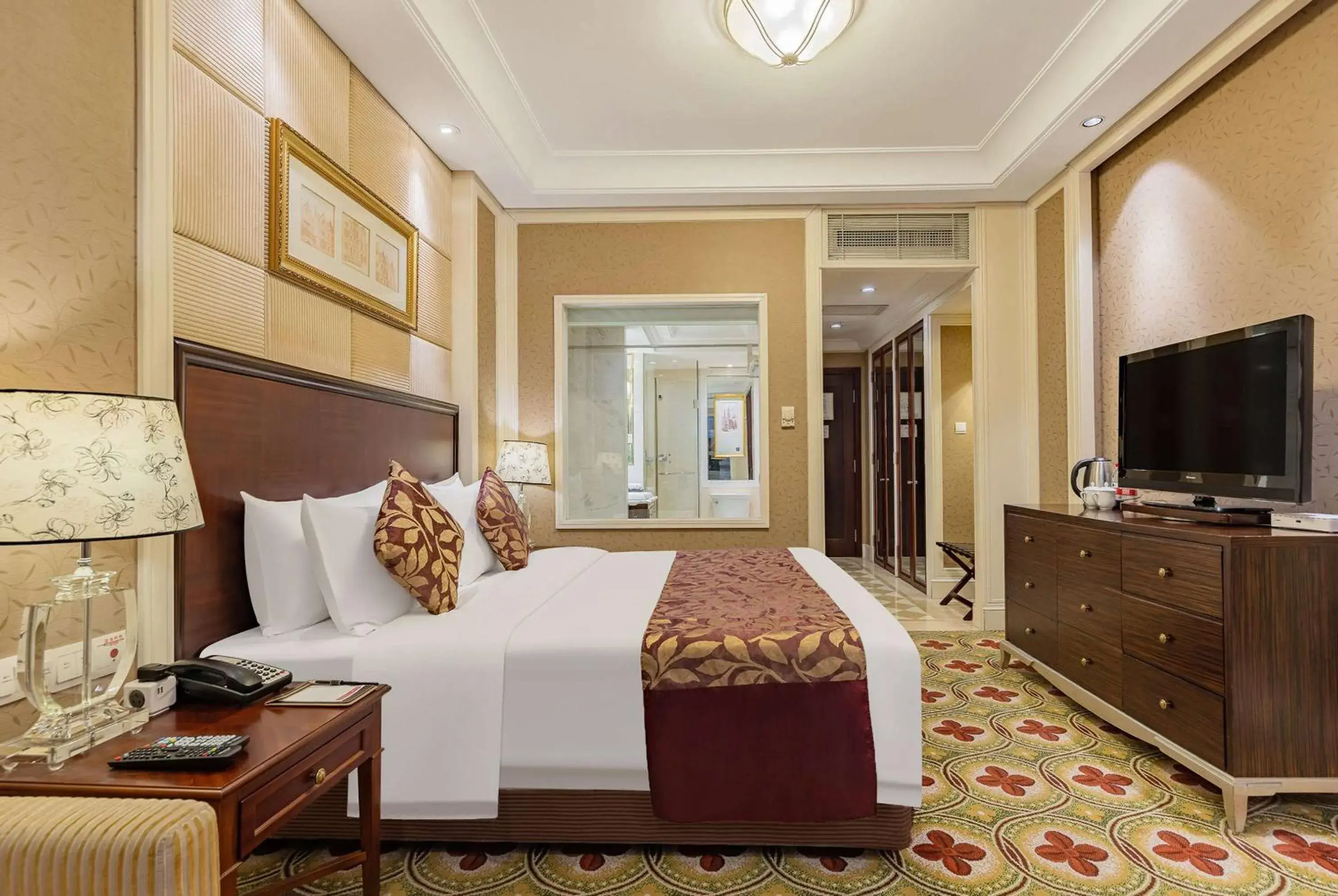 Bed in Ramada Yichang Hotel Bed in Ramada Yichang Hotel