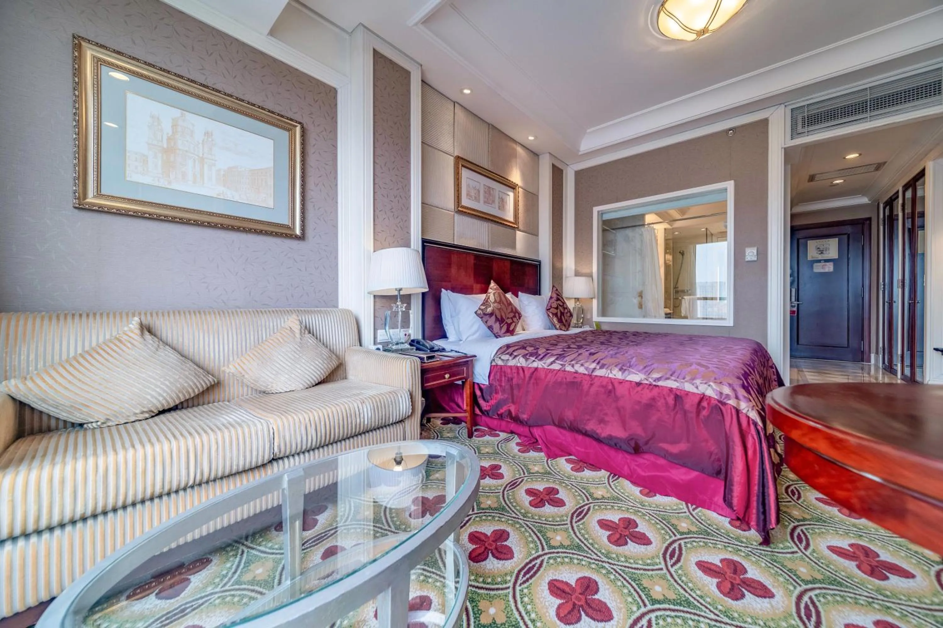 Photo of the whole room, Bed in Ramada Yichang Hotel