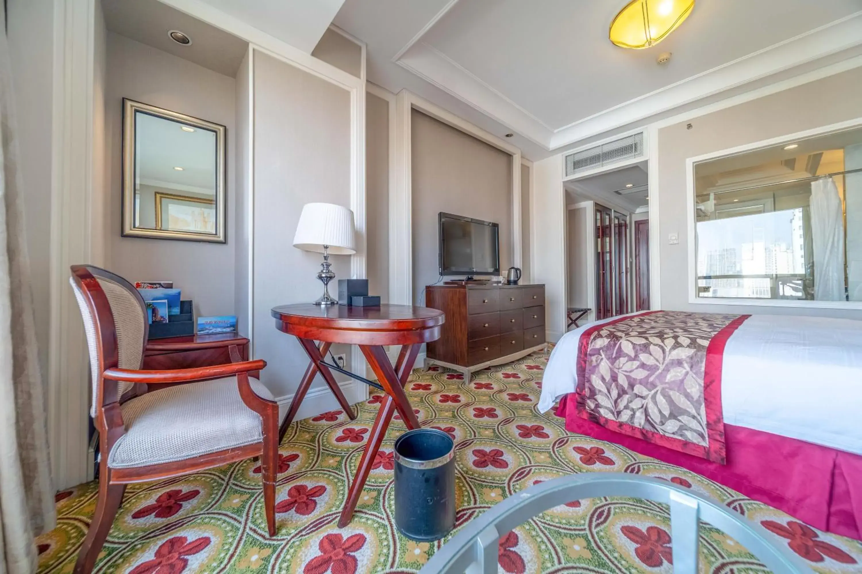 Deluxe King Business Room - Non-Smoking in Ramada Yichang Hotel Deluxe King Business Room - Non-Smoking in Ramada Yichang Hotel