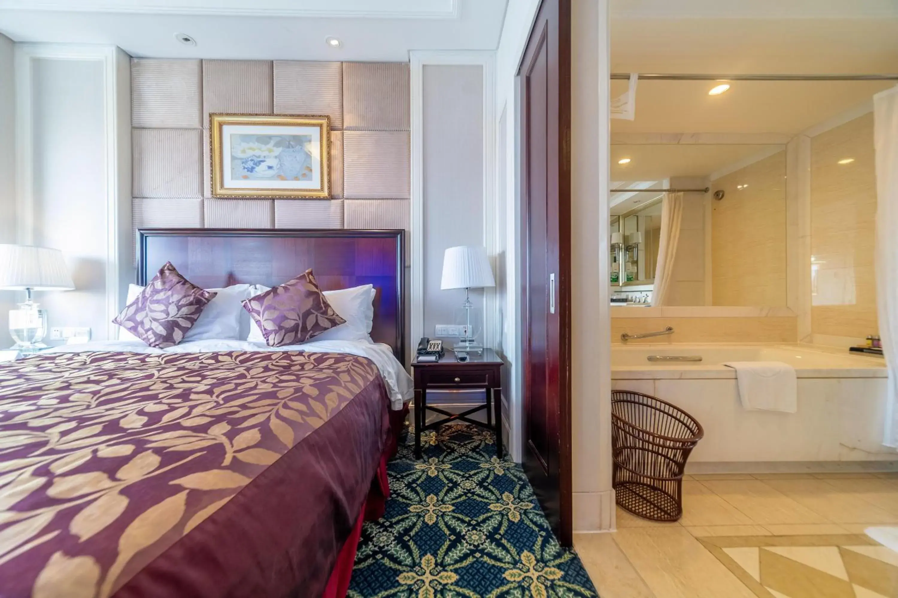 Superior King Deluxe Suite - Non-Smoking in Ramada Yichang Hotel Superior King Deluxe Suite - Non-Smoking in Ramada Yichang Hotel