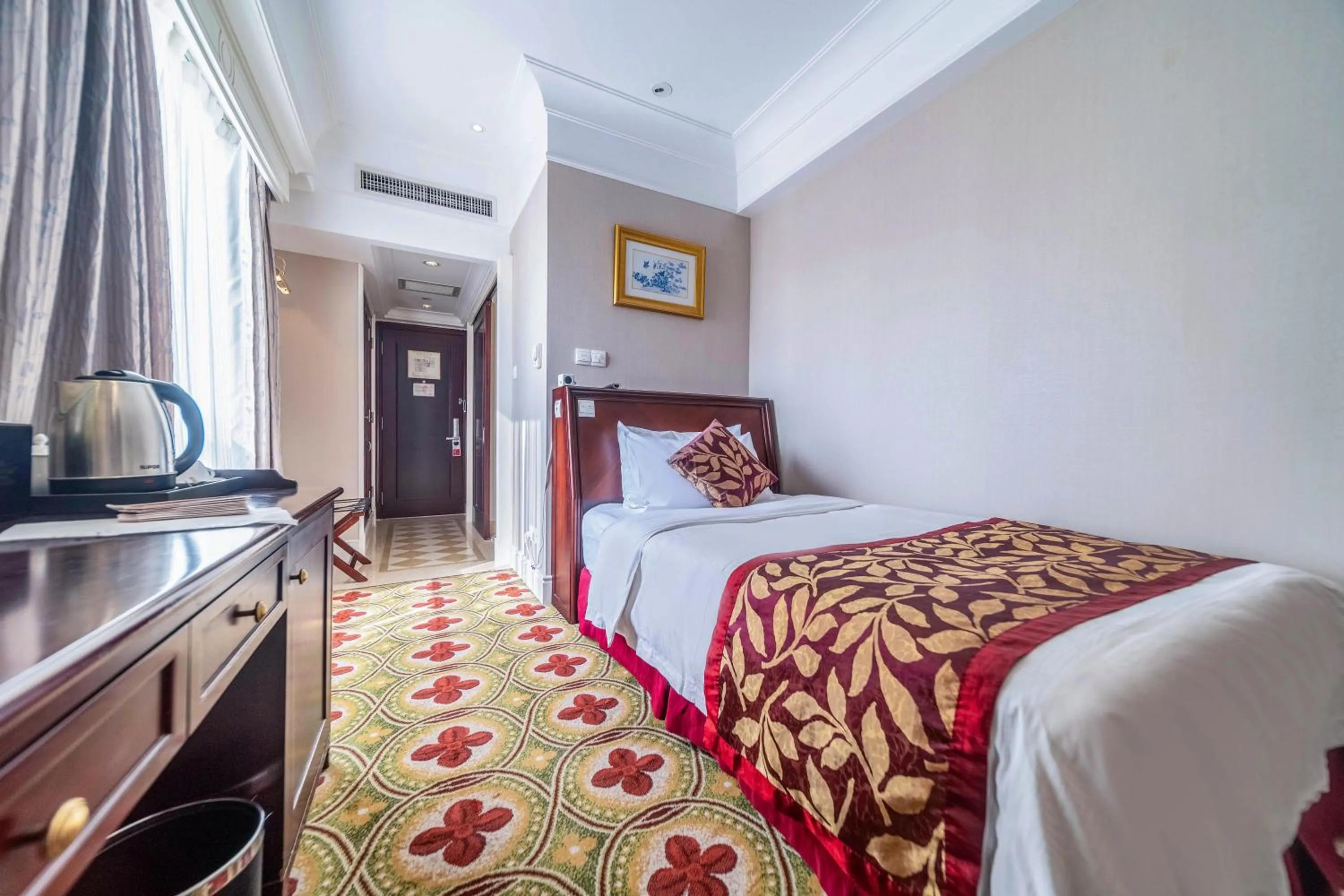 Photo of the whole room, Bed in Ramada Yichang Hotel