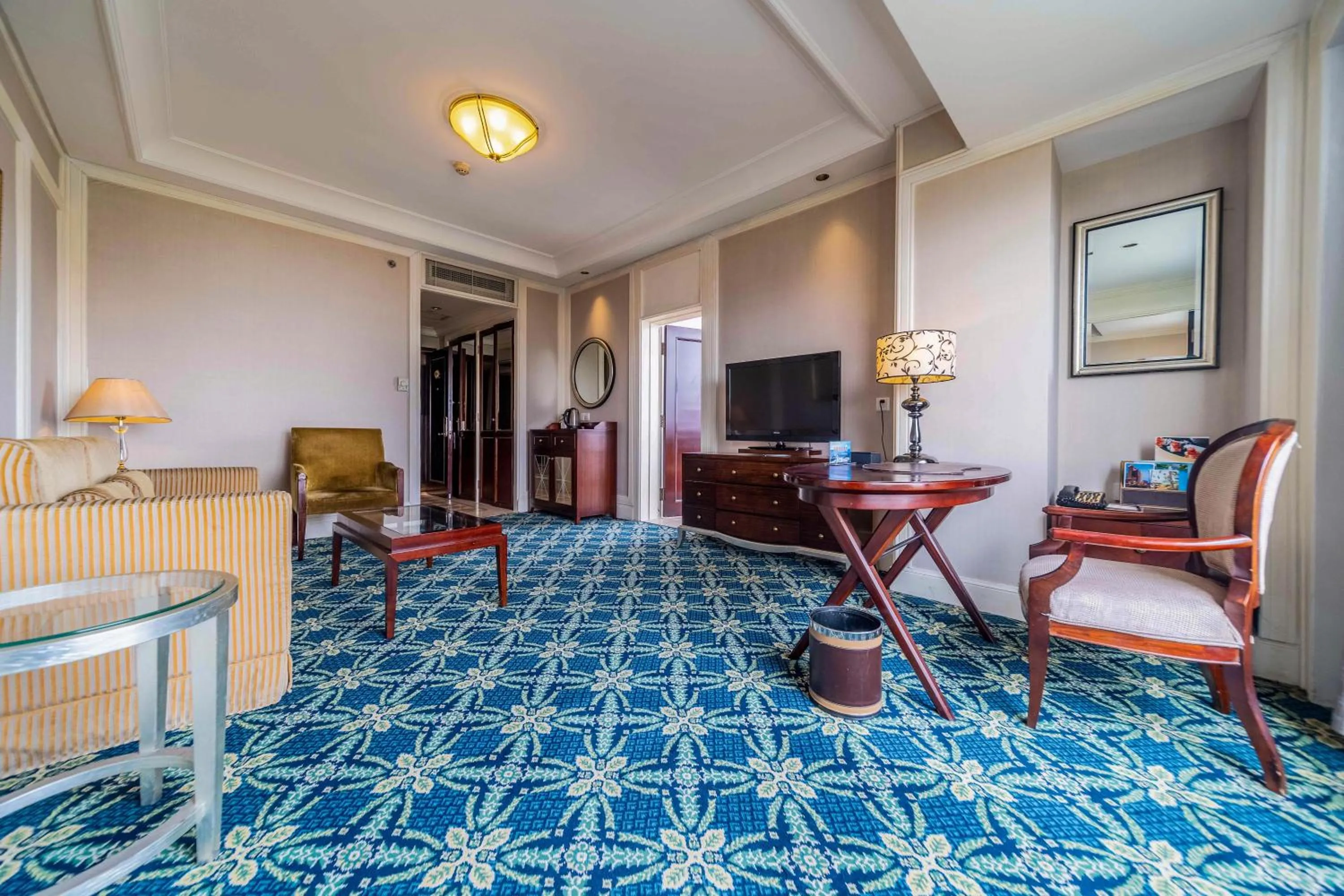 Living room in Ramada Yichang Hotel