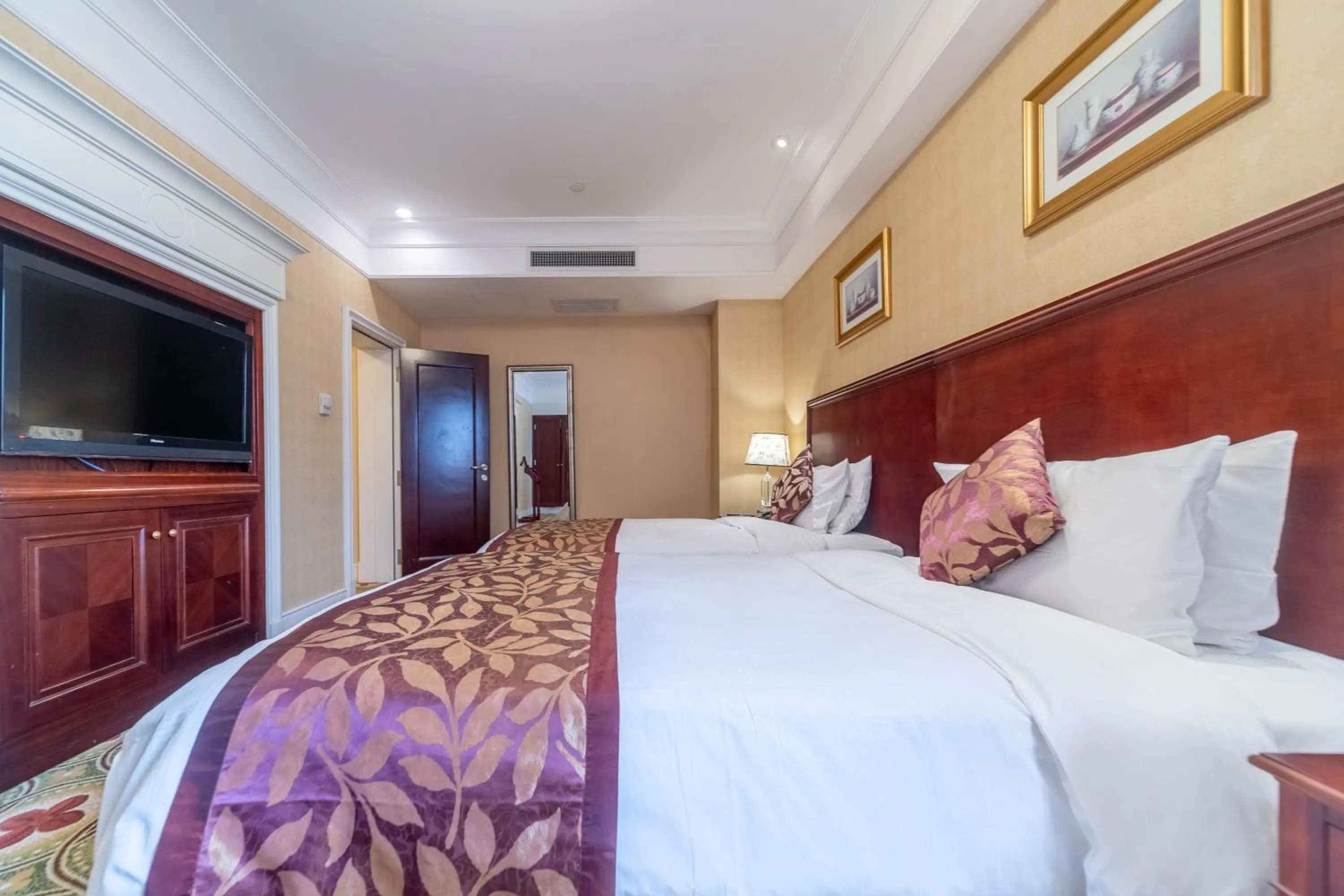 Bed in Ramada Yichang Hotel