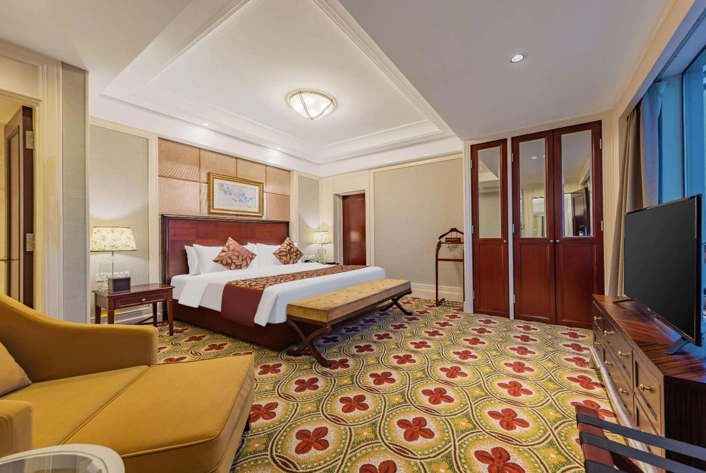 Photo of the whole room, Bed in Ramada Yichang Hotel