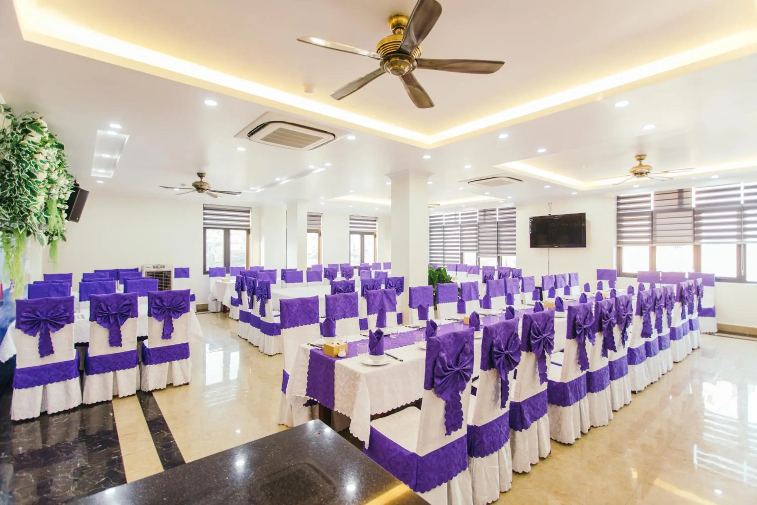 Restaurant/places to eat in White Crown Hotel Restaurant/places to eat in White Crown Hotel