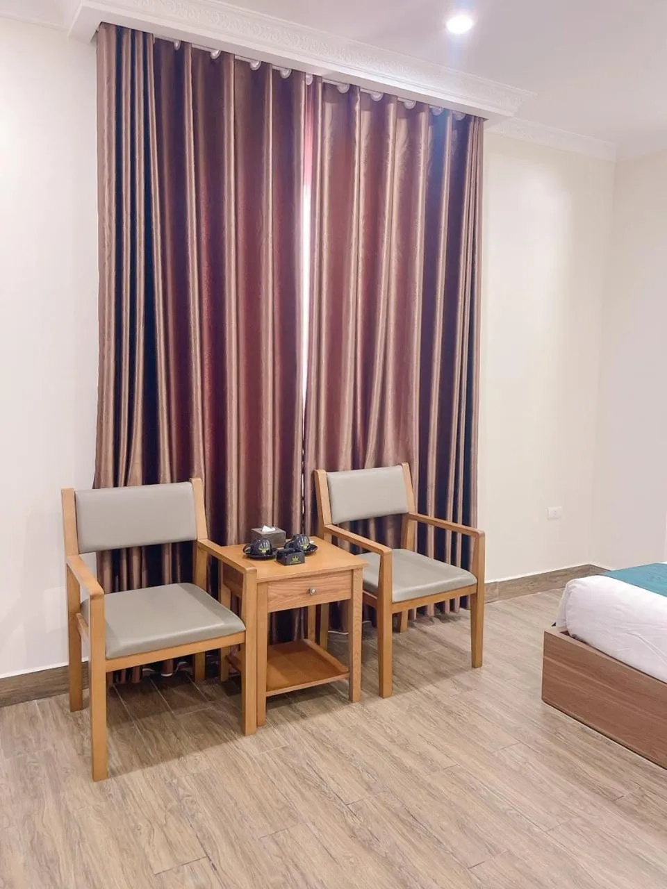 Seating area, Bed in White Crown Hotel