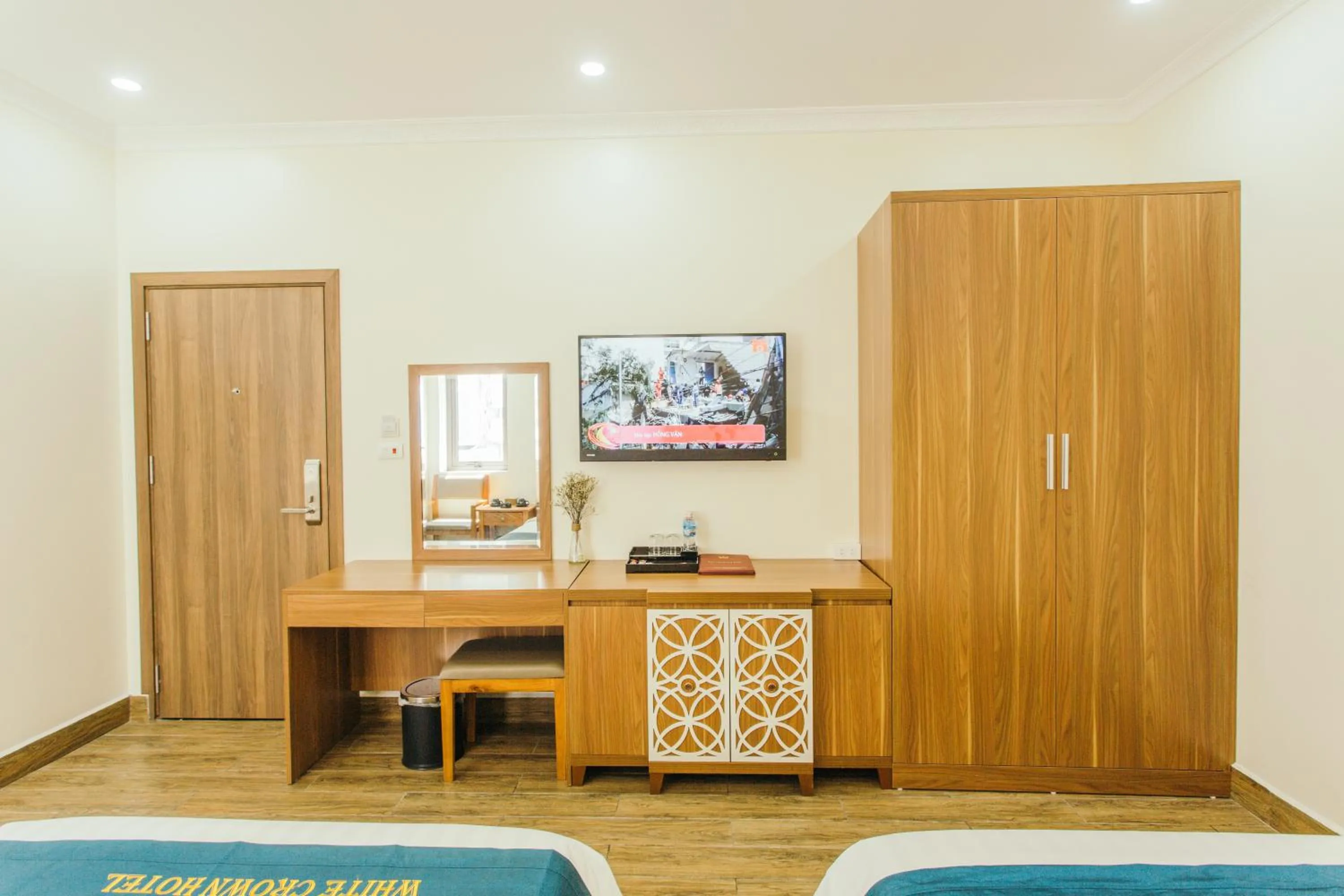 Photo of the whole room, Bed in White Crown Hotel