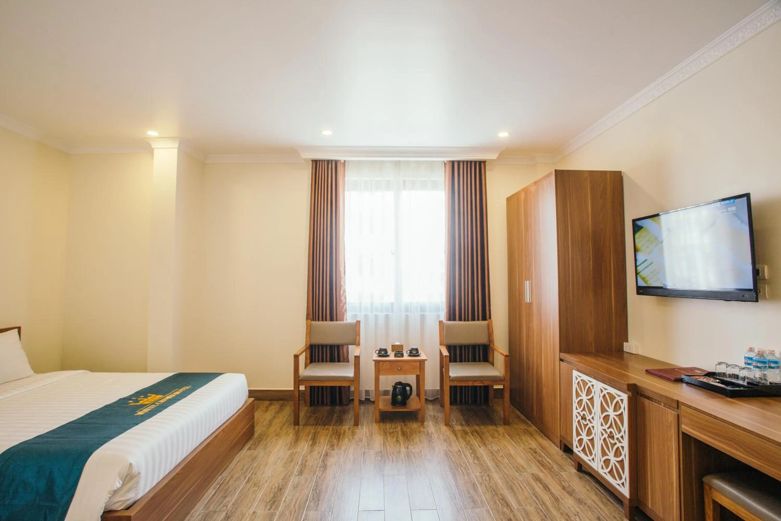 Photo of the whole room, Bed in White Crown Hotel