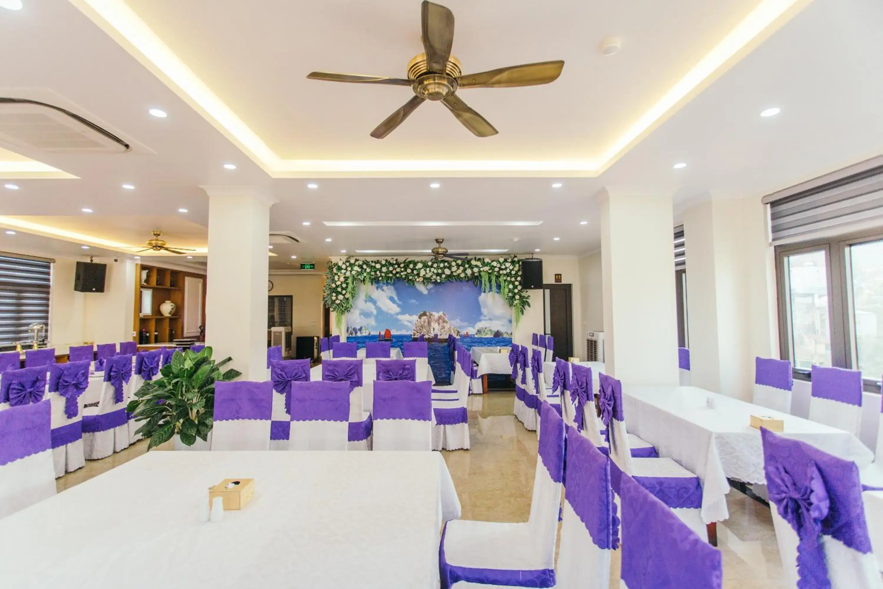 Restaurant/places to eat in White Crown Hotel Restaurant/places to eat in White Crown Hotel