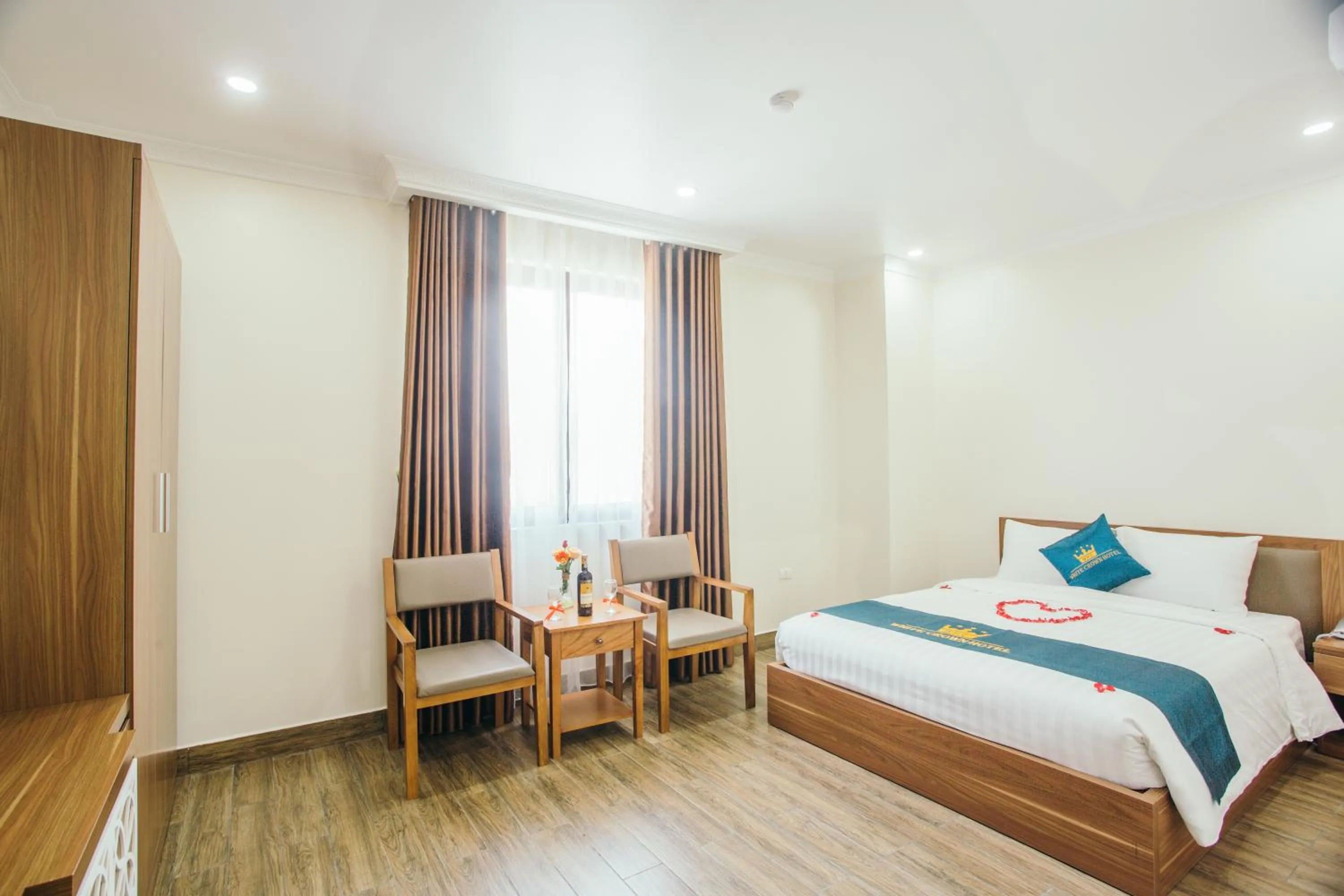 Photo of the whole room, Bed in White Crown Hotel