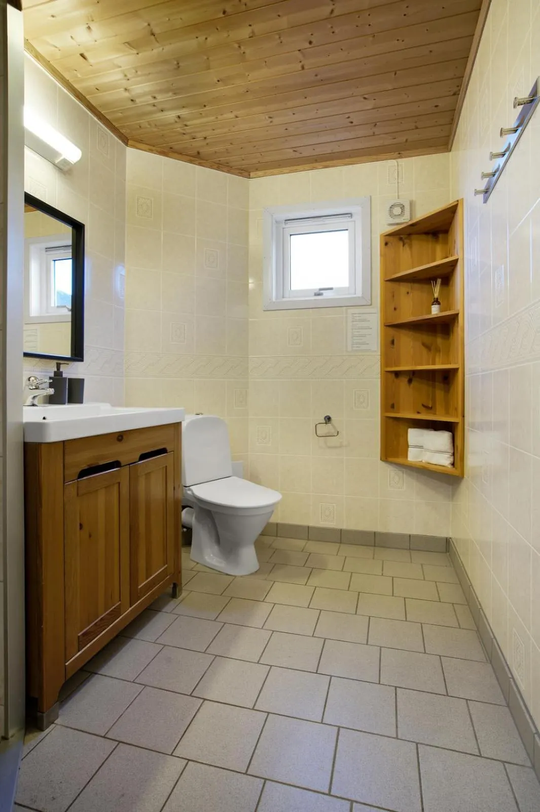 Toilet in Buvik Sea Lodge Apartments