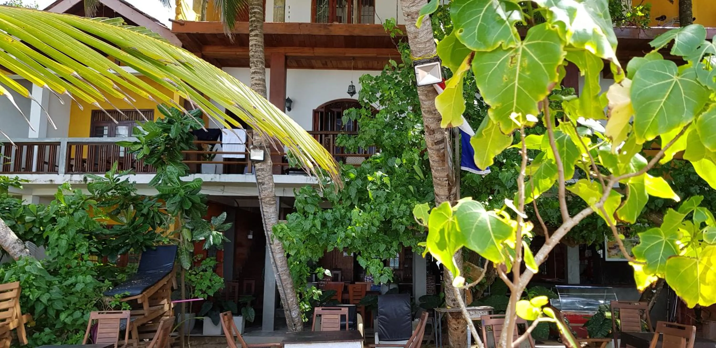 Facade/entrance in Sunset Colony Beach Resort
