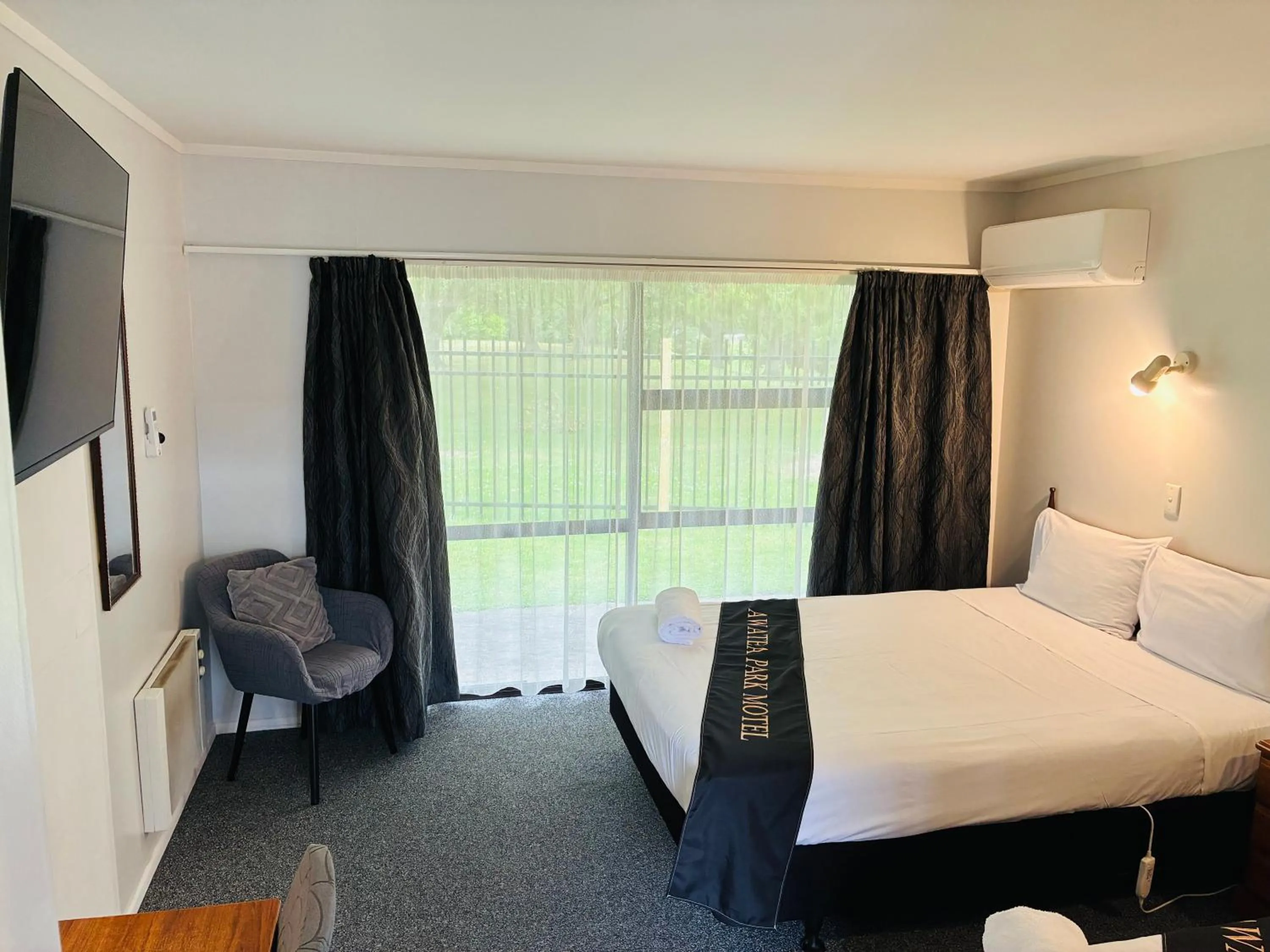 View (from property/room), Bed in Awatea Park Motel