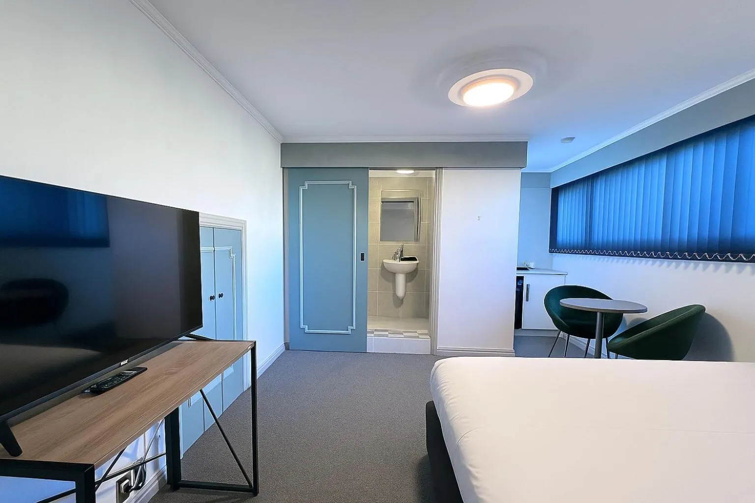 Living room, Bed in Pure Motel